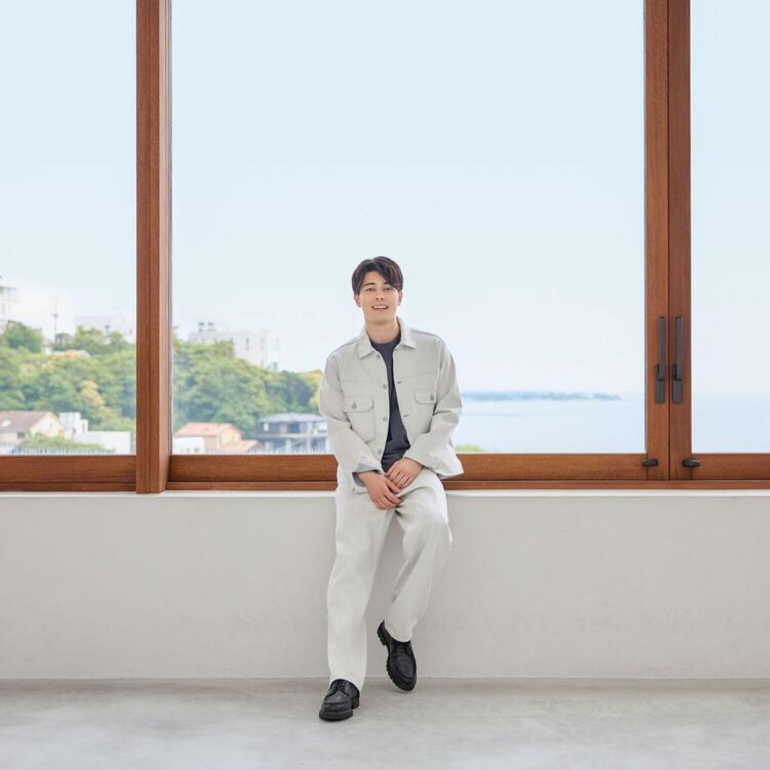 Phối đồ quần ống rộng nam với áo thun và áo khoác tạo nên phong cách trẻ trung