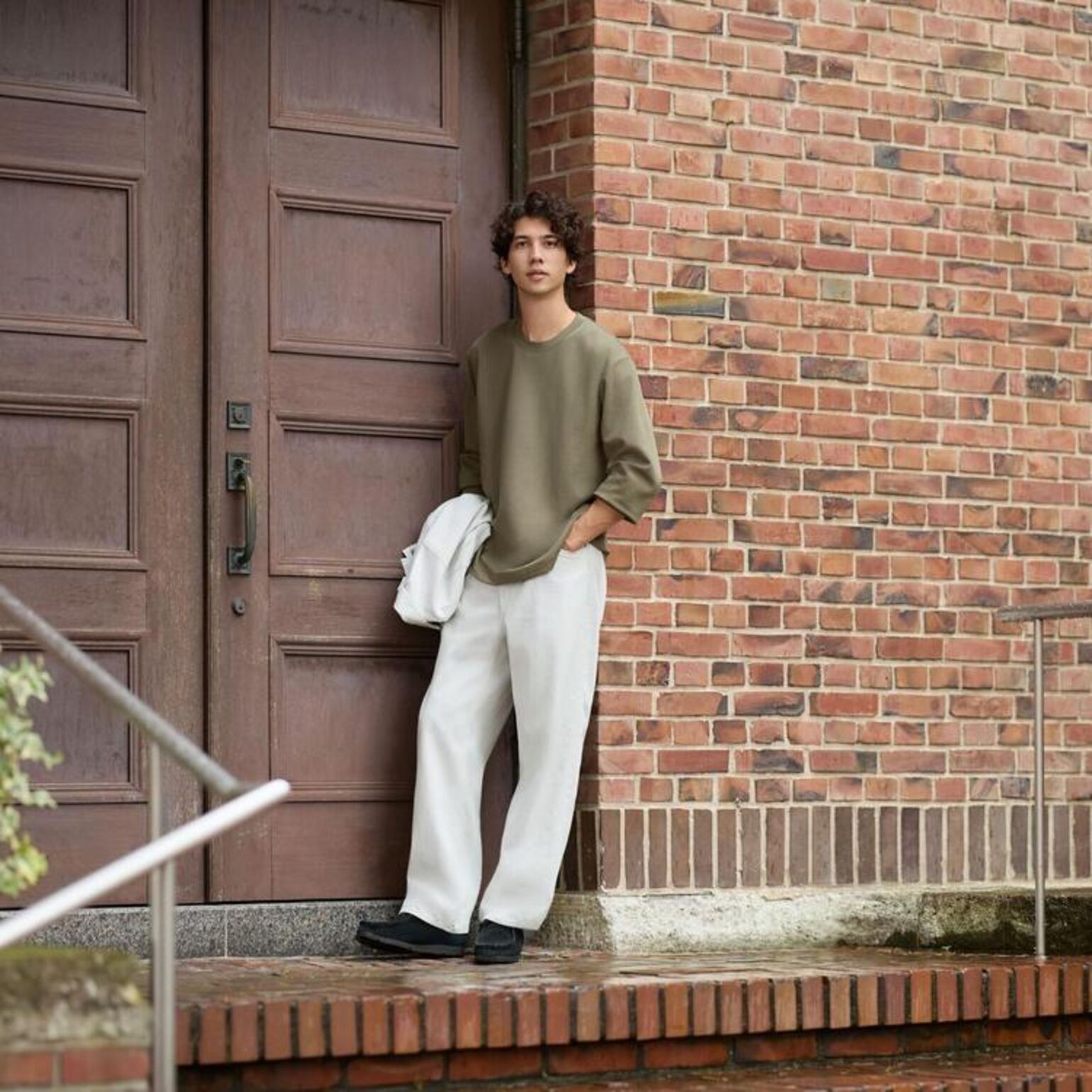 Phối đồ với quần ống rộng nam và áo thun trơn đơn giản nhưng vẫn không kém thời trang