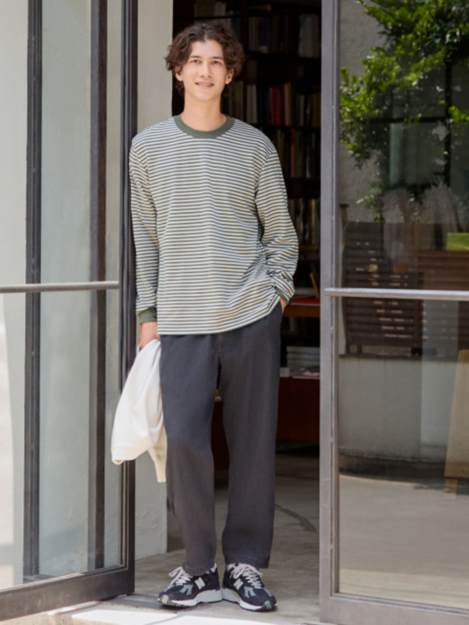 Phối đồ quần ống rộng nam với áo thun kẻ sọc mang lại cảm giác năng động