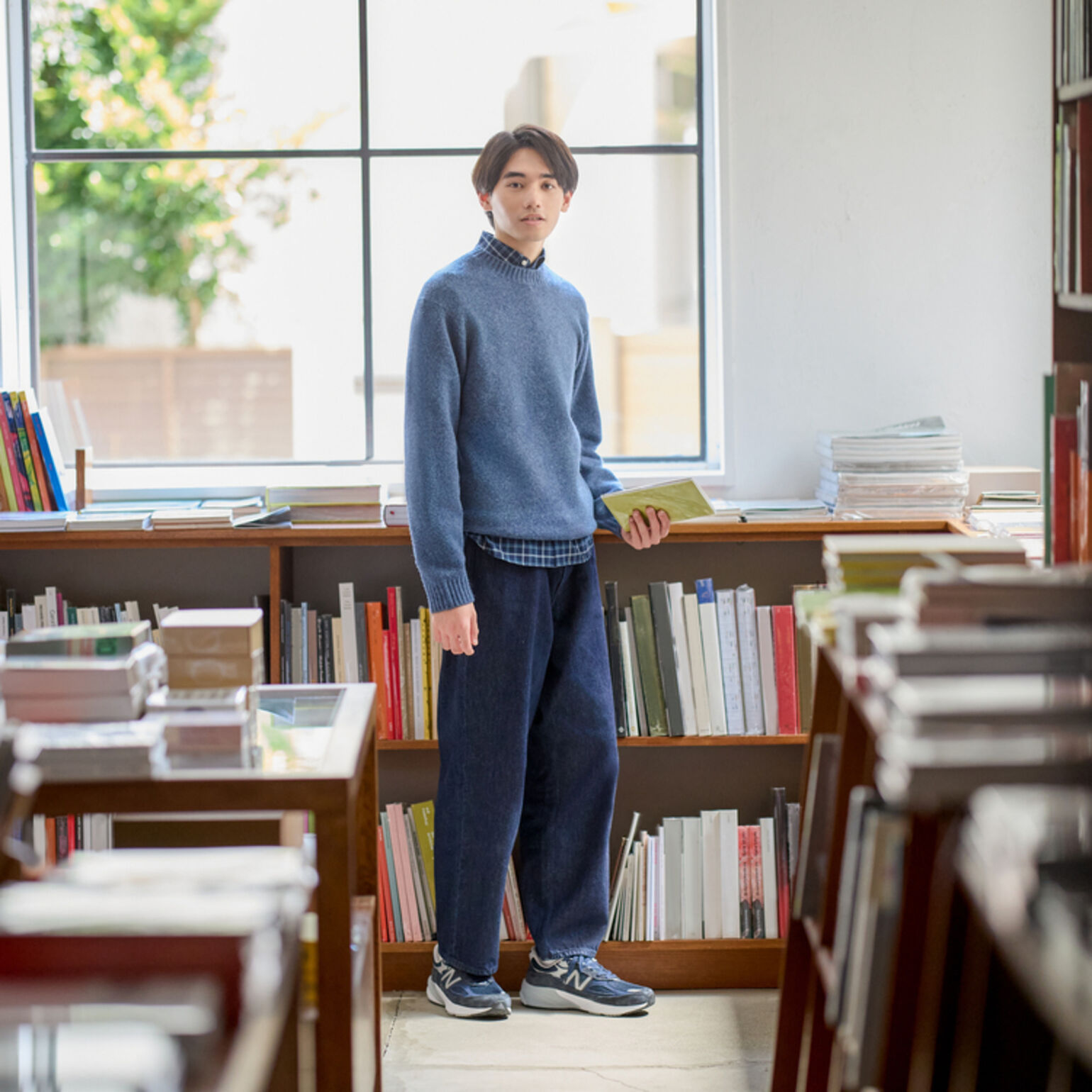 Phối đồ với quần ống rộng nam và áo len là lựa chọn tuyệt vời cho những ngày se lạnh