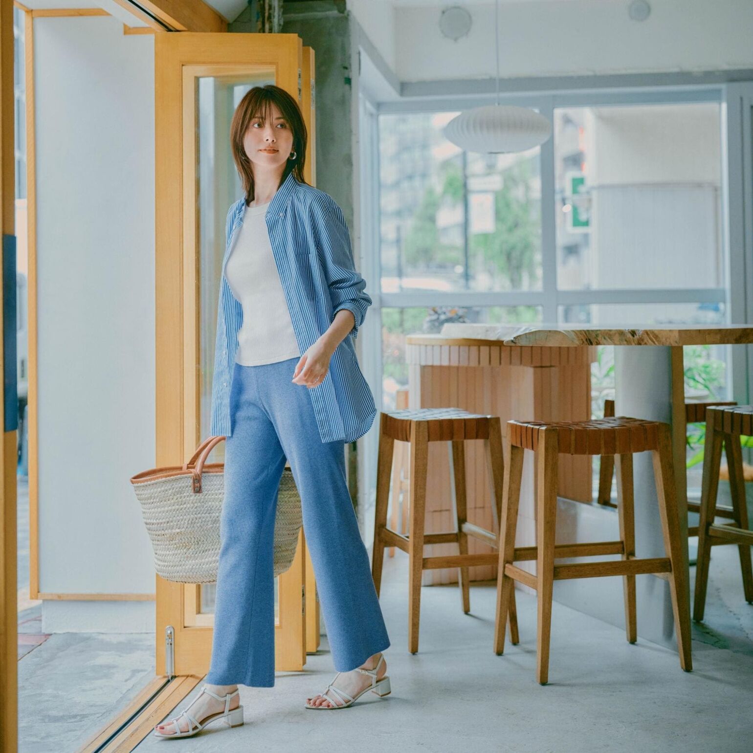 Phối áo bra top với quần nỉ là một combo vừa thoải mái, vừa thời thượng