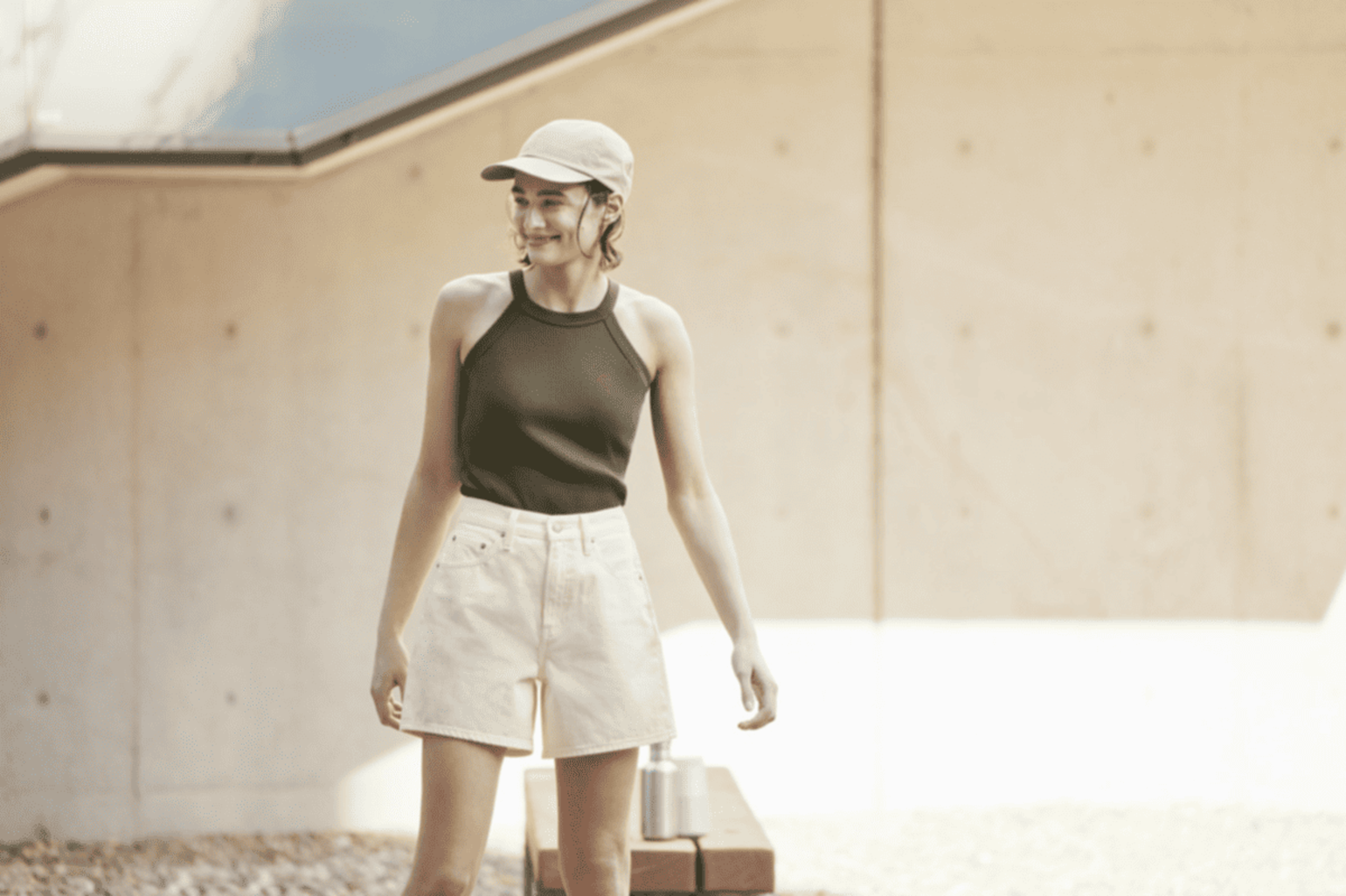 Phối áo bra top với quần short tạo nên phong cách đơn giản, trẻ trung