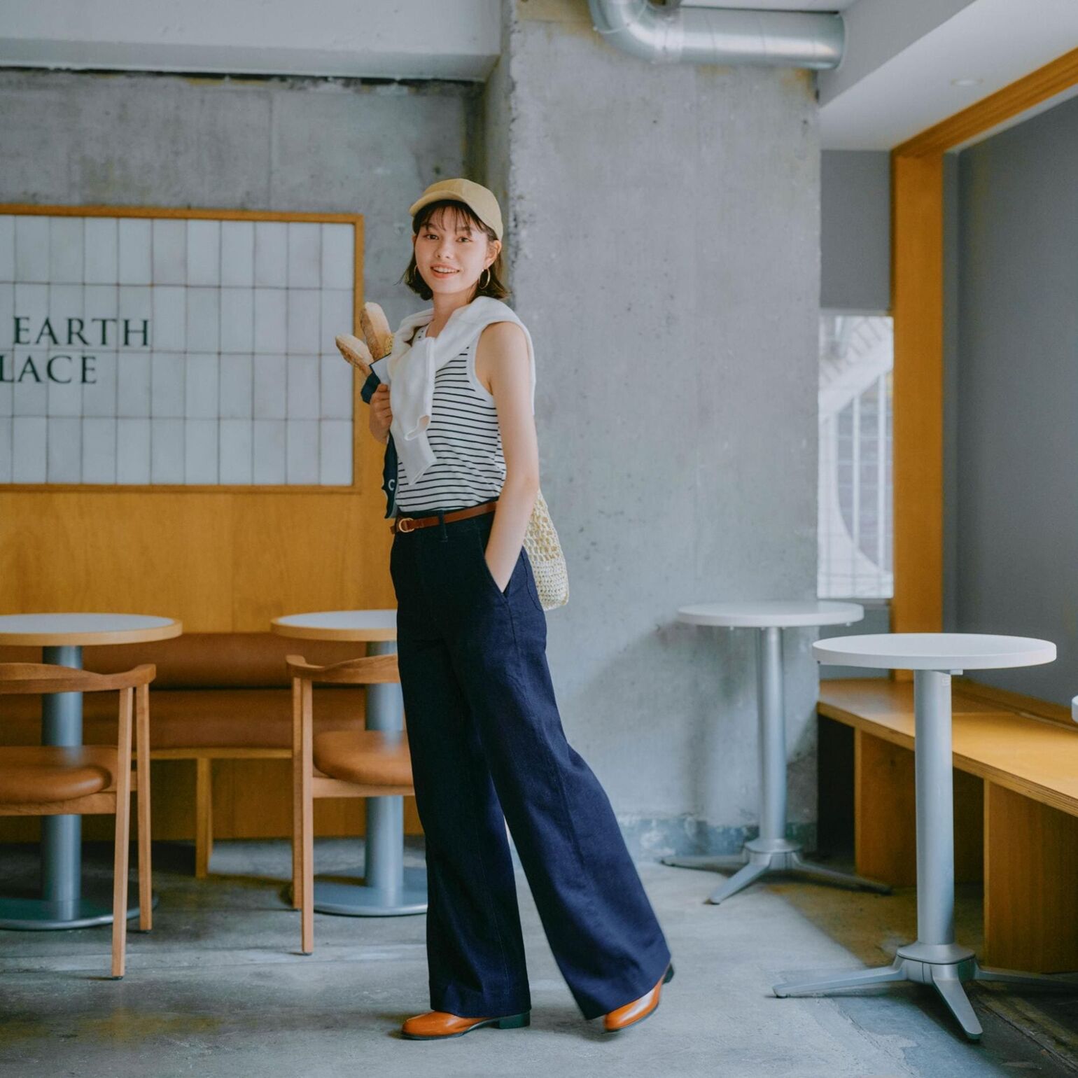 Phối áo bra top với quần ống rộng giúp bạn khéo léo tôn lên những đường cong gợi cảm của cơ thể