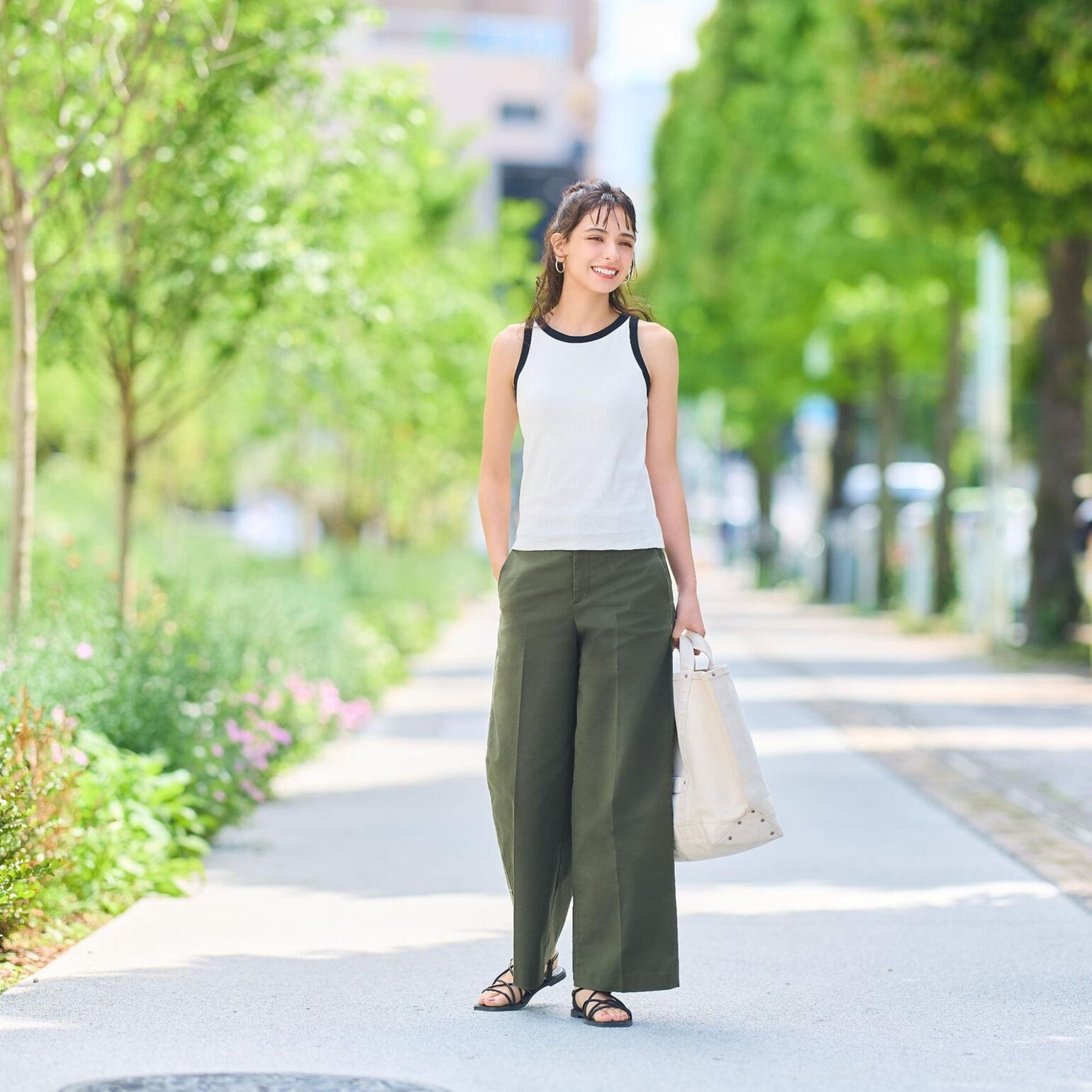 Áo bra top hai dây bản to giúp tạo cảm giác năng động