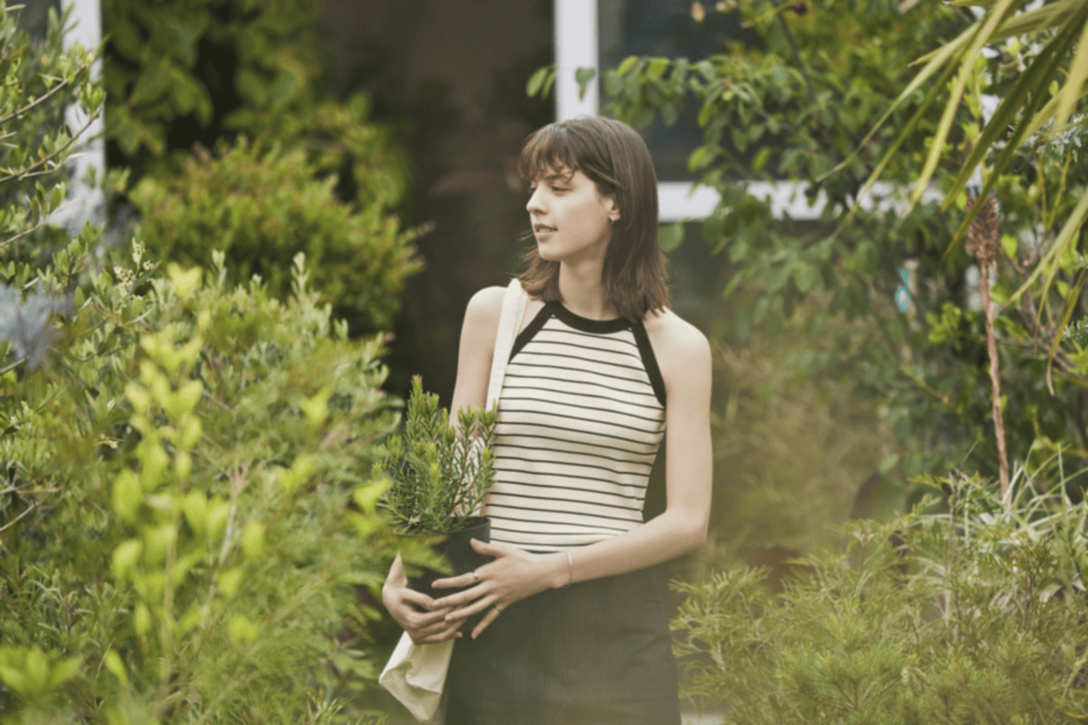 Thiết kế áo bra top cổ yếm tạo nên vẻ đẹp đơn giản nhưng vẫn không kém phần thời trang