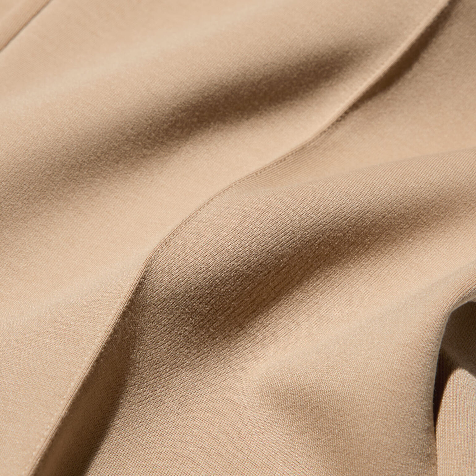 Vải nỉ DRY mềm mại, có độ bóng nhẹ, tạo vẻ ngoài thanh lịch