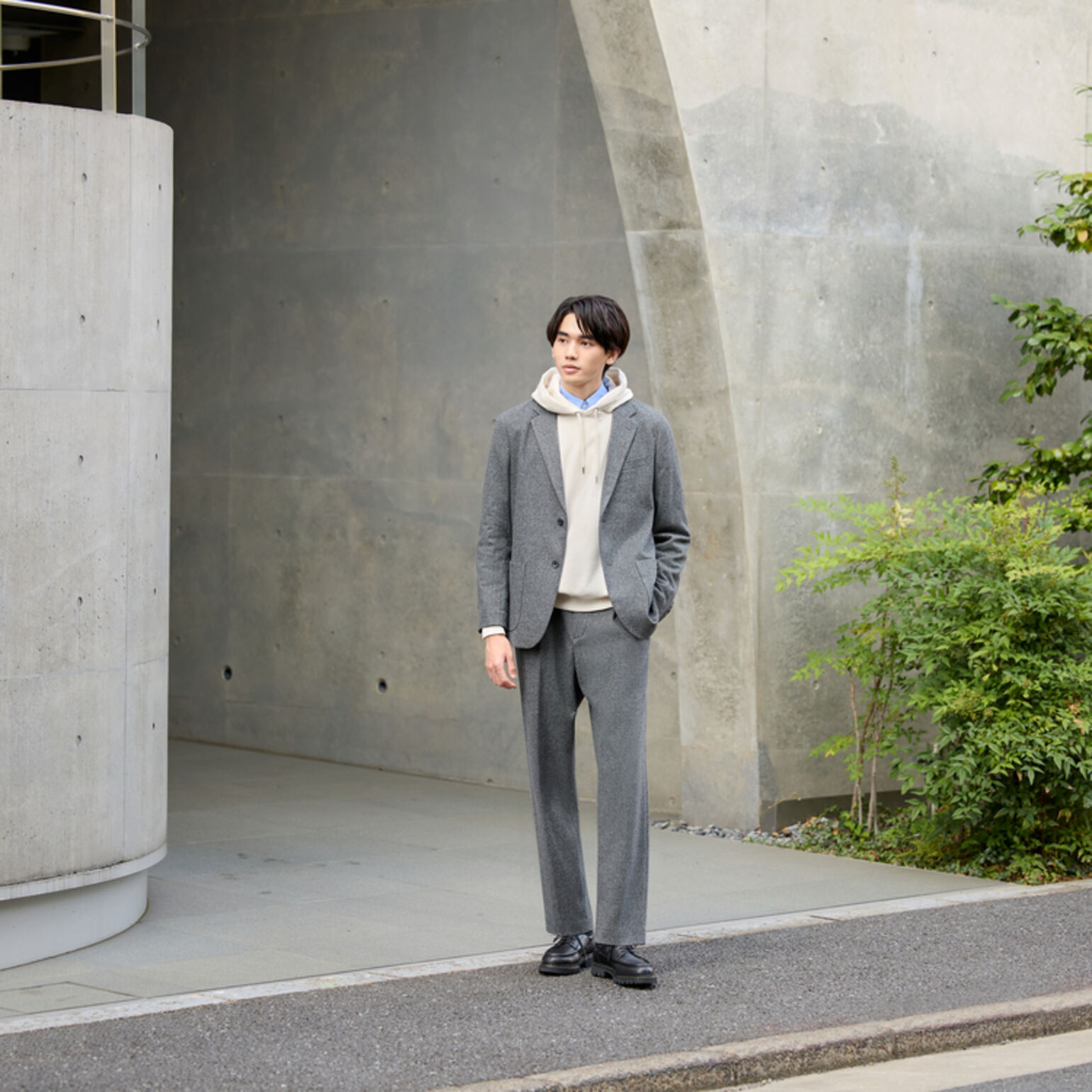 Phối đồ công sở nam với áo vest