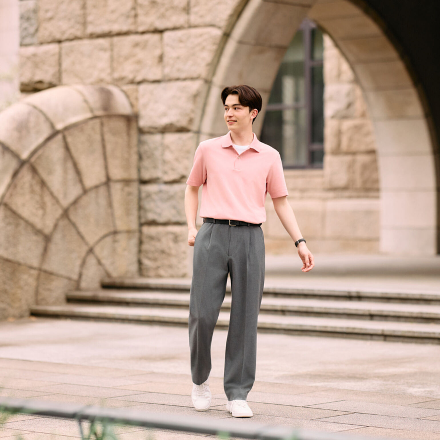 Phối đồ công sở nam với áo polo và quần tây lịch lãm, hiện đại