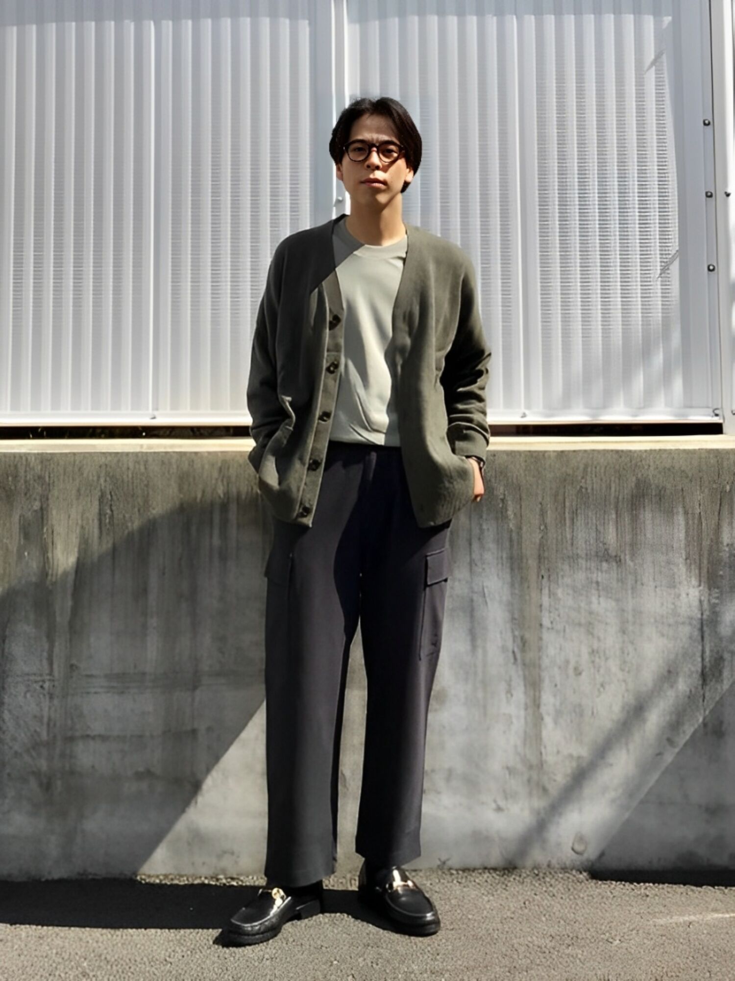 Phối đồ công sở nam với áo thun và quần túi hộp đẹp, phóng khoáng