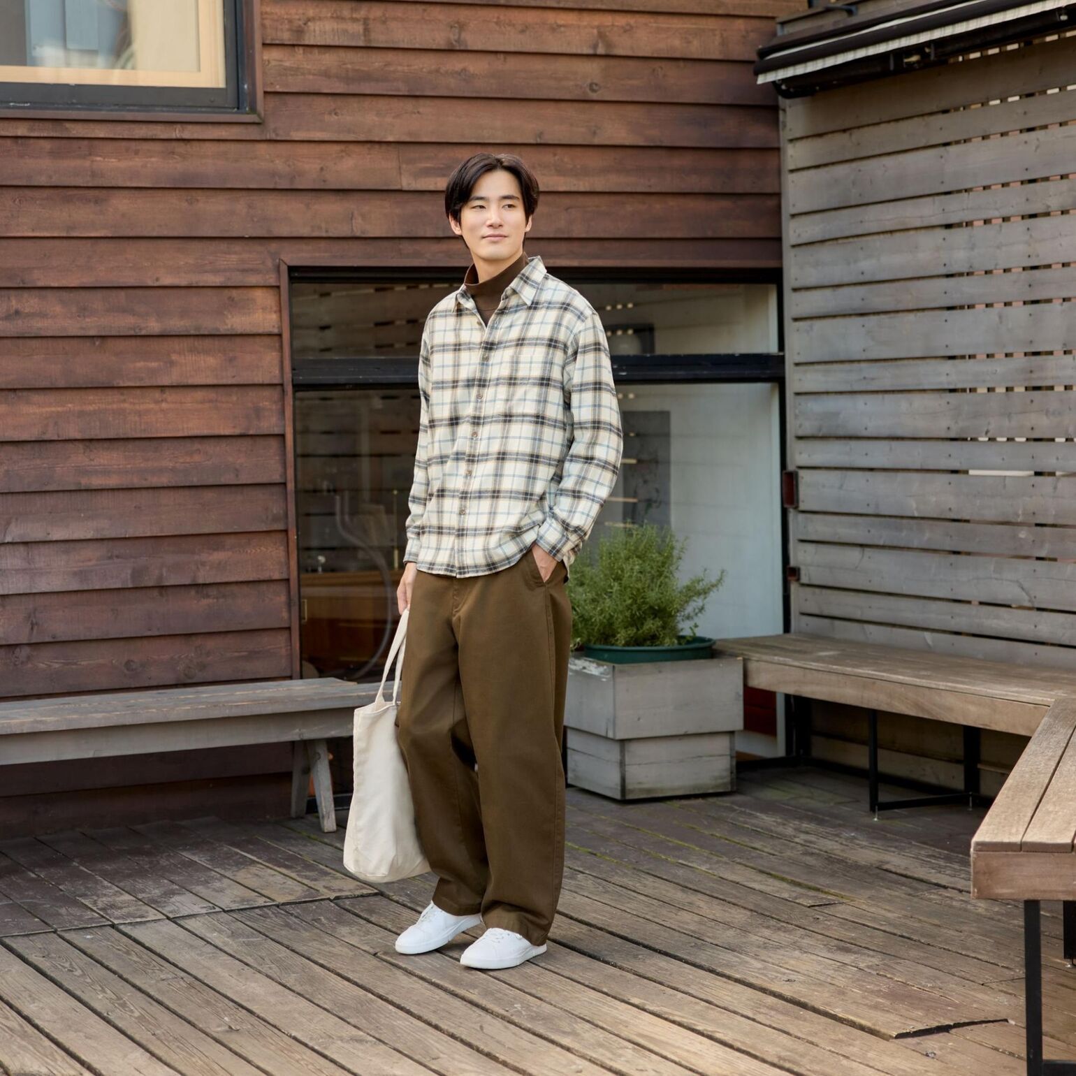 Phối áo sơ mi nam vải dạ với quần chino