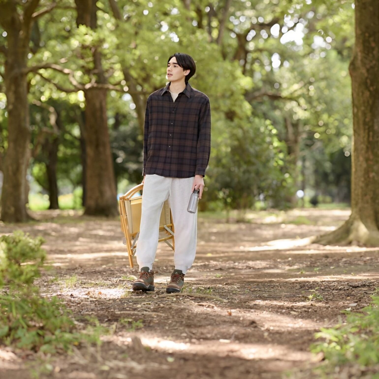 Phối áo sơ mi nam vải dạ với quần jogger