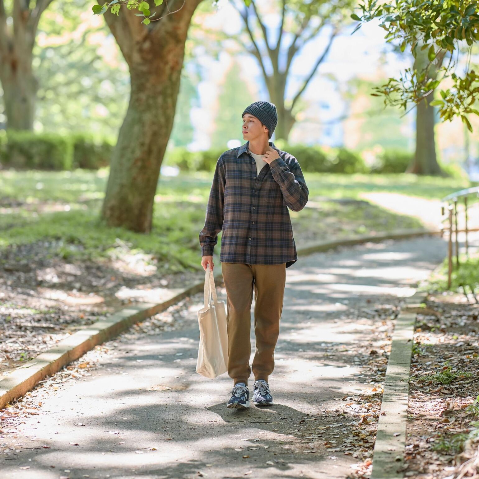 Nên mua áo sơ mi vải dạ tại thương hiệu UNIQLO để đảm bảo chất lượng