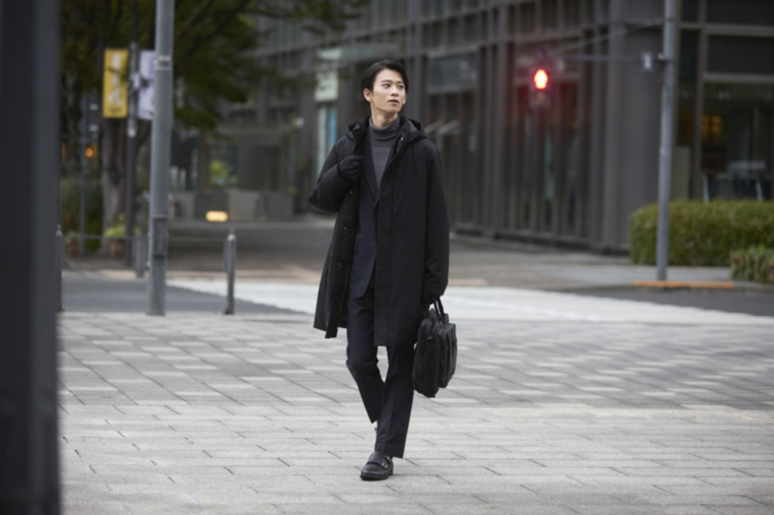 Phối đồ mùa đông với áo khoác dáng dài và quần âu