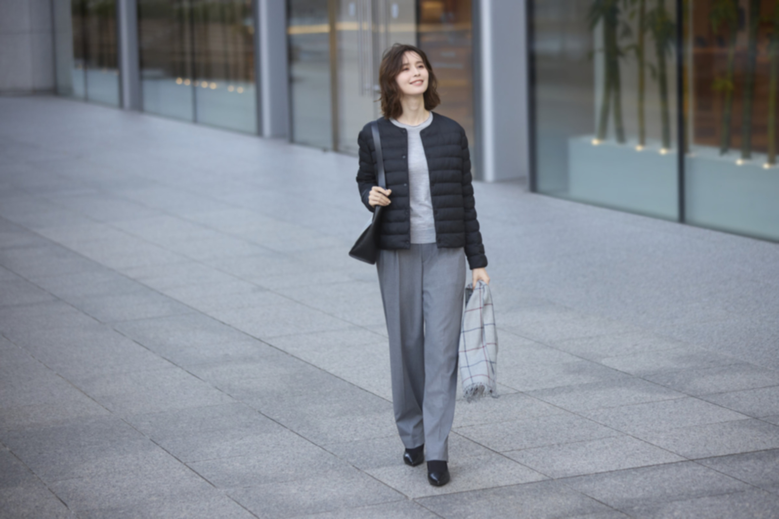 Phối đồ mùa đông với áo khoác phao và quần dài