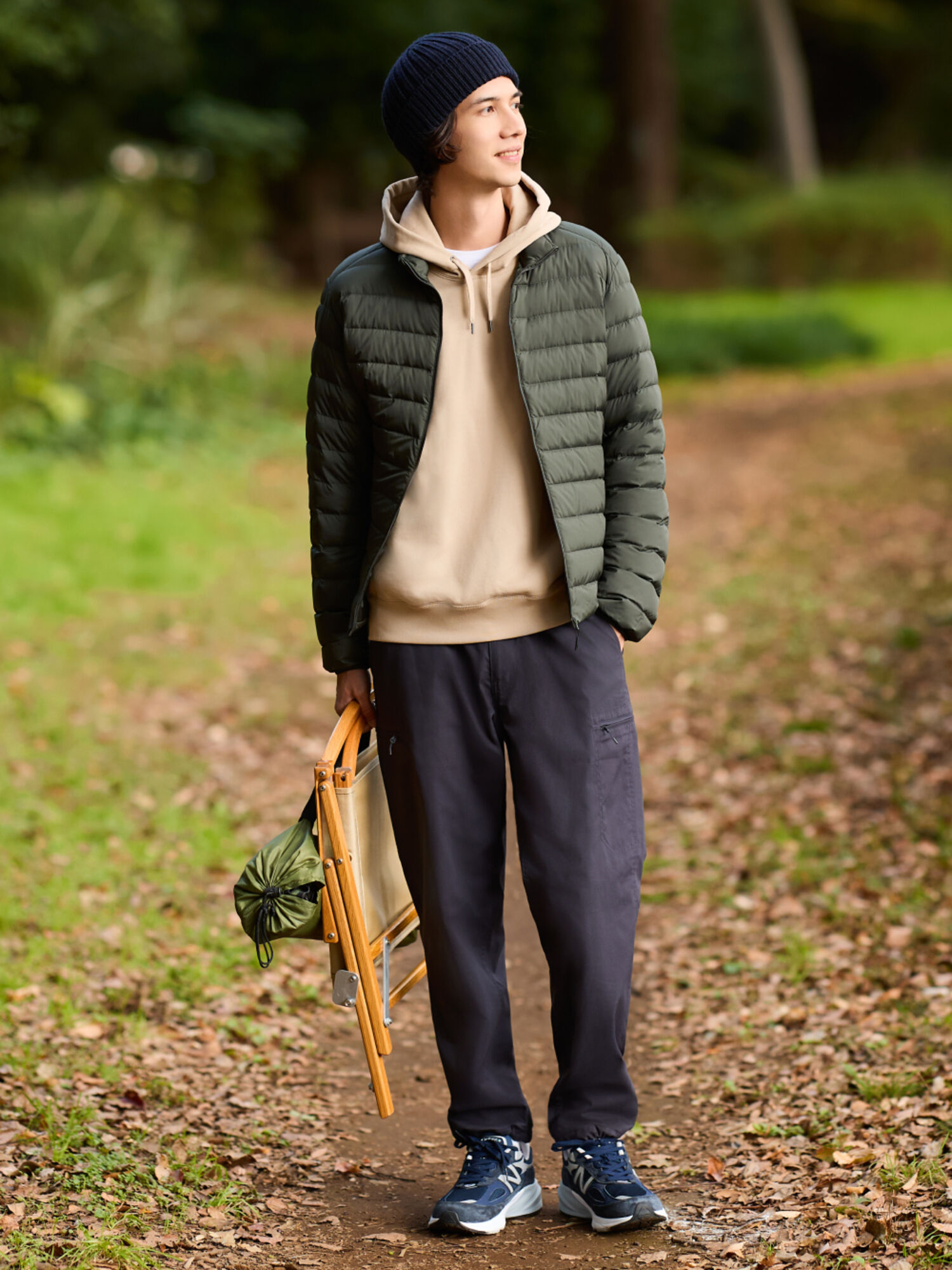 Phối đồ mùa đông với áo khoác phao, áo hoodie và quần thể thao