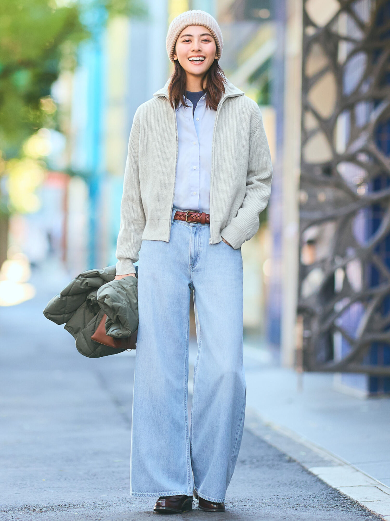 Phối đồ mùa đông với áo dài tay, quần jean và mũ len