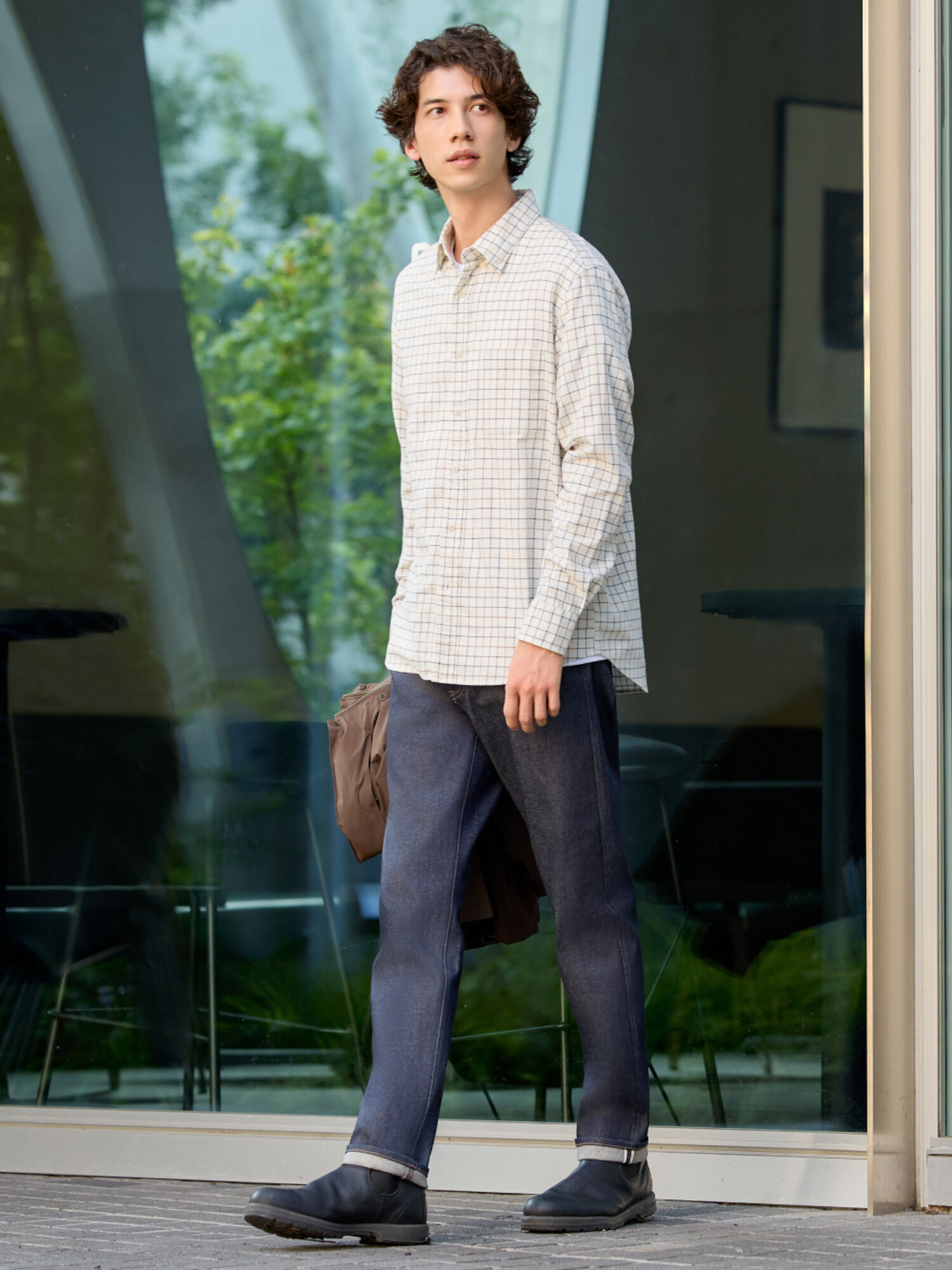 Phối đồ mùa đông với áo sơ mi và quần jean