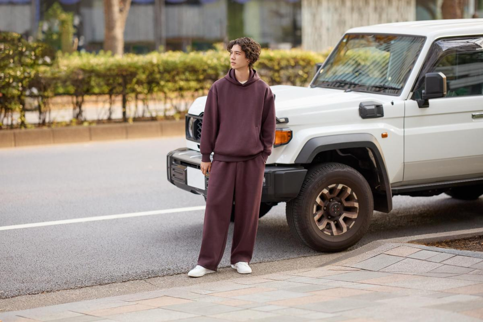 Phối đồ mùa đông nam với áo hoodie