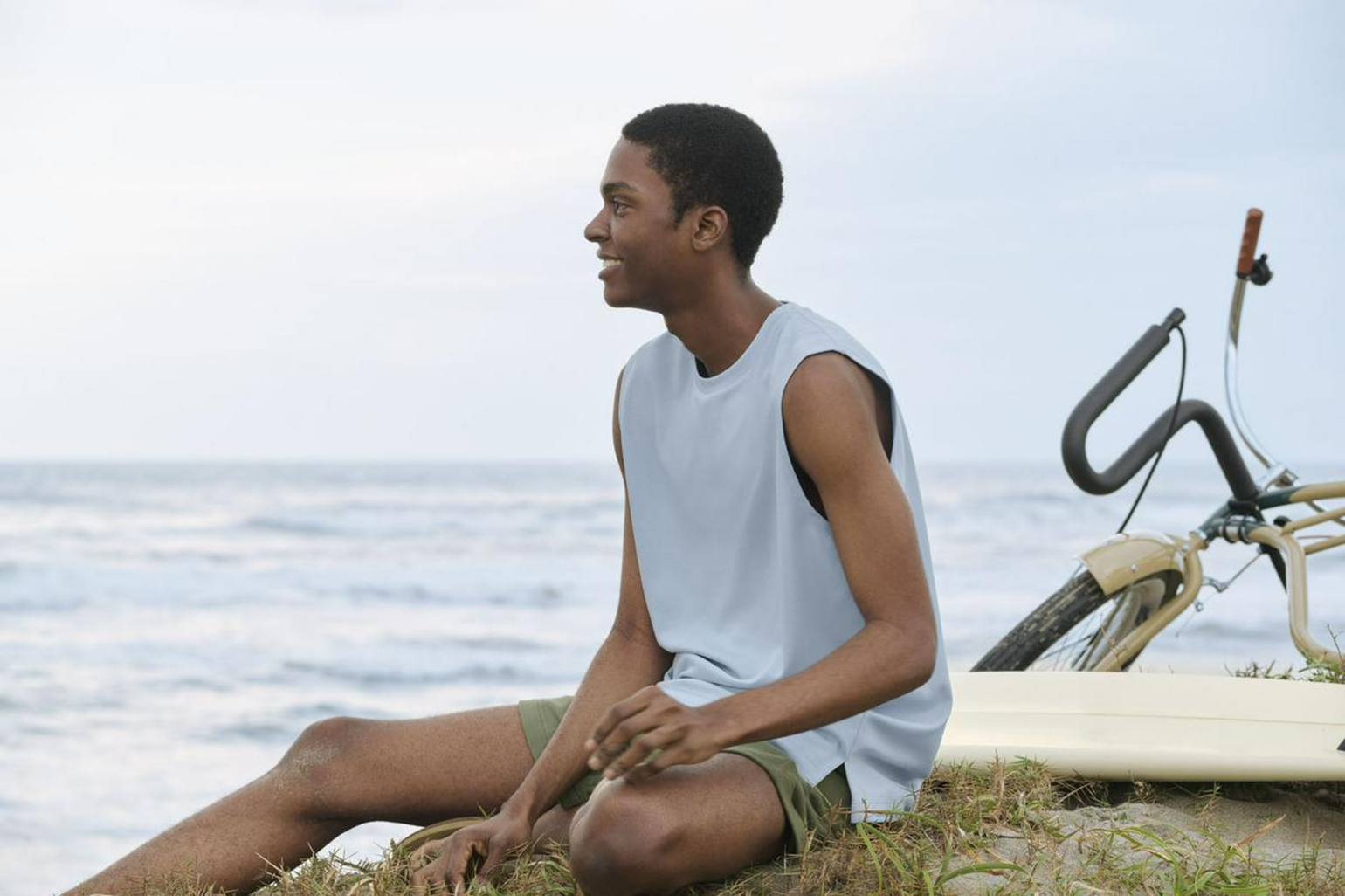 Phối đồ với quần short nam và áo thun 3 lỗ mát mẻ, phóng khoáng