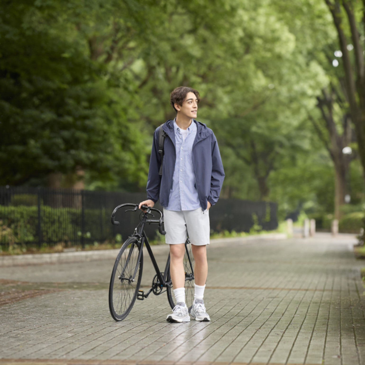 Phối đồ với quần short nam và giày thể thao năng động