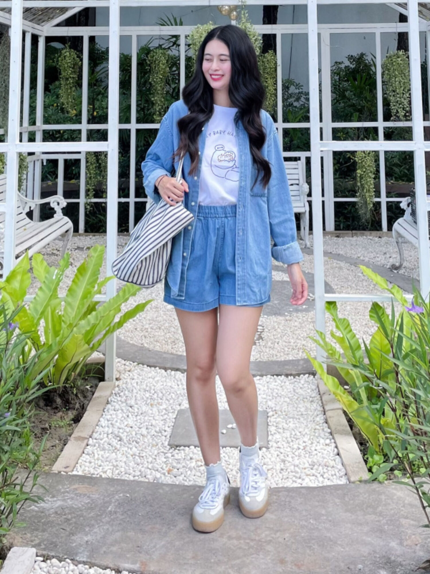 Phối đồ Tết 2026 với áo thun và quần short jeans đẹp, cá tính