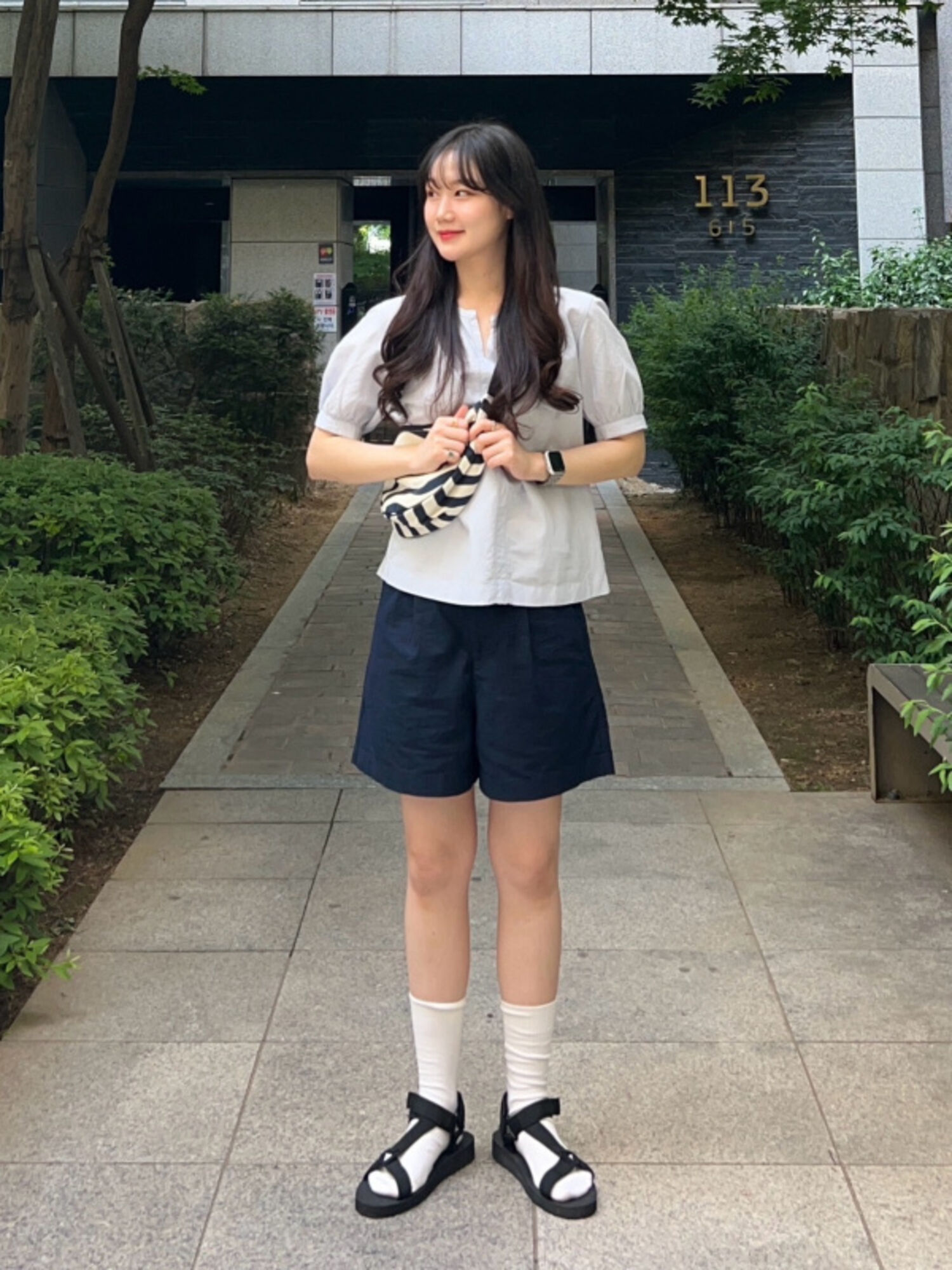 Phối đồ đi chơi Tết với áo kiểu và quần short đẹp, nhẹ nhàng