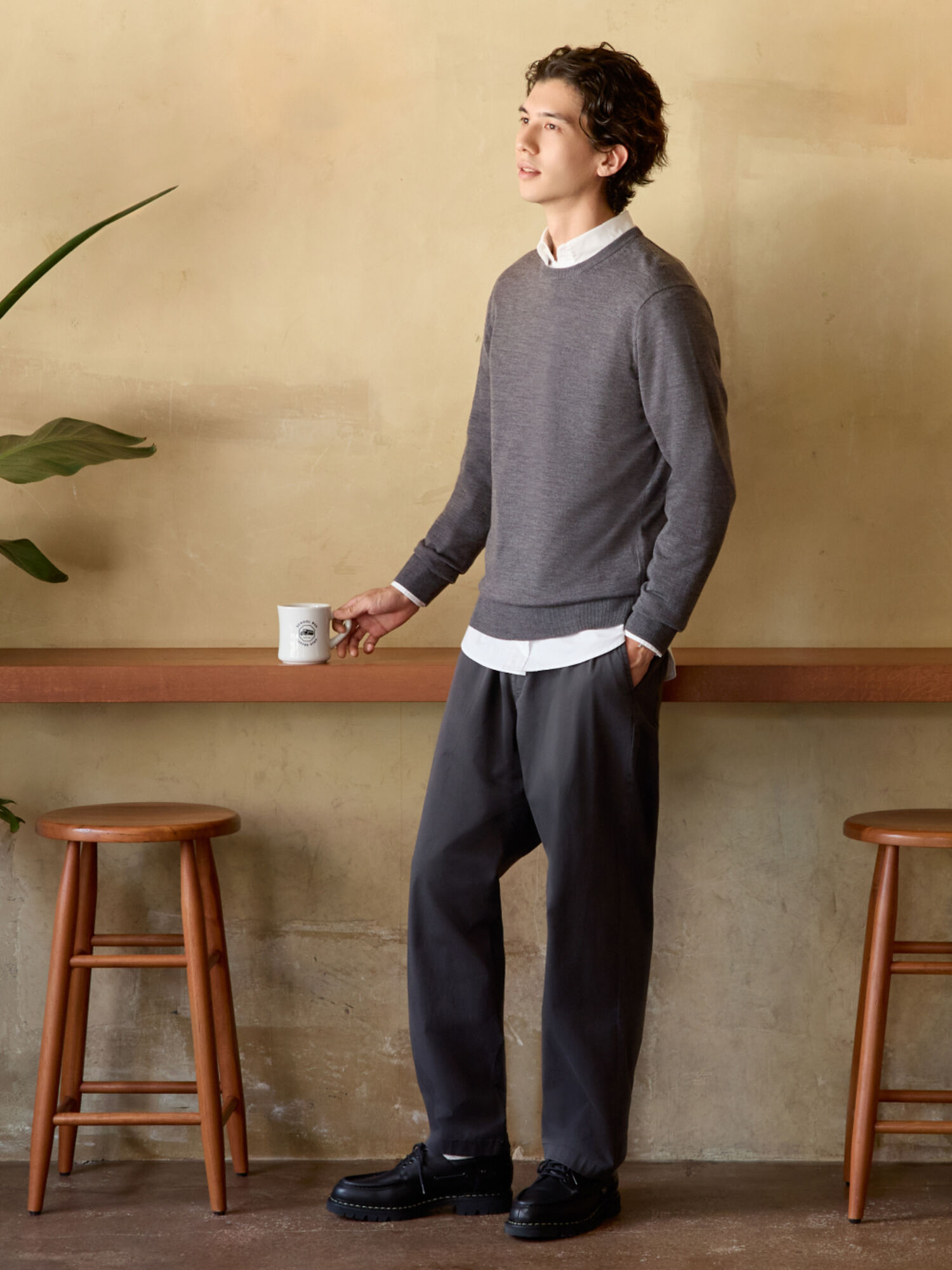 Phối đồ đi chơi Tết cho nam với áo len và áo sơ mi lịch lãm