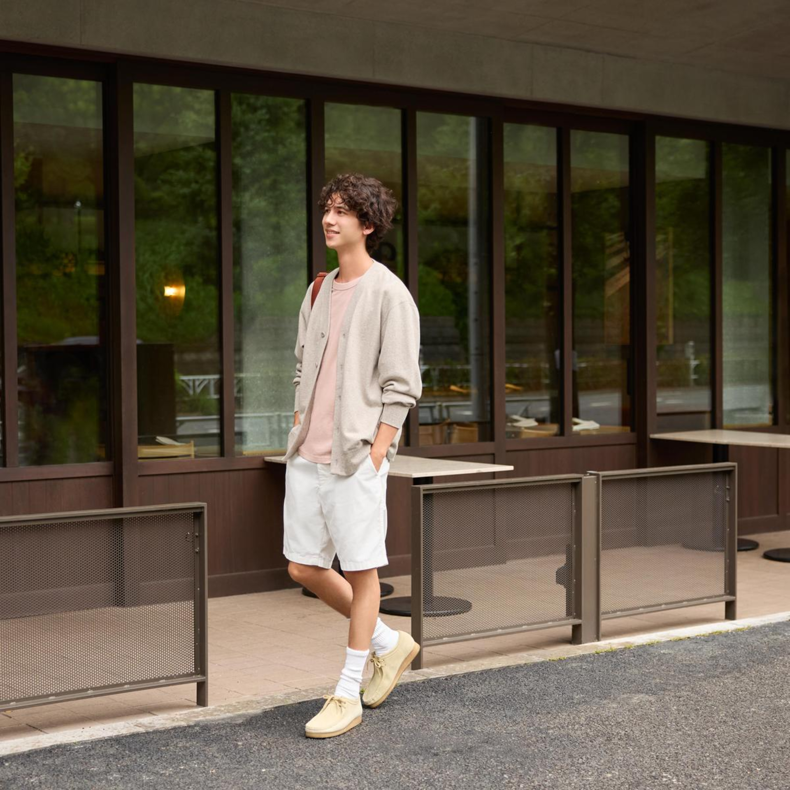 Phối đồ đi chơi Tết cho nam ấm áp, phong cách hiện đại với áo cardigan