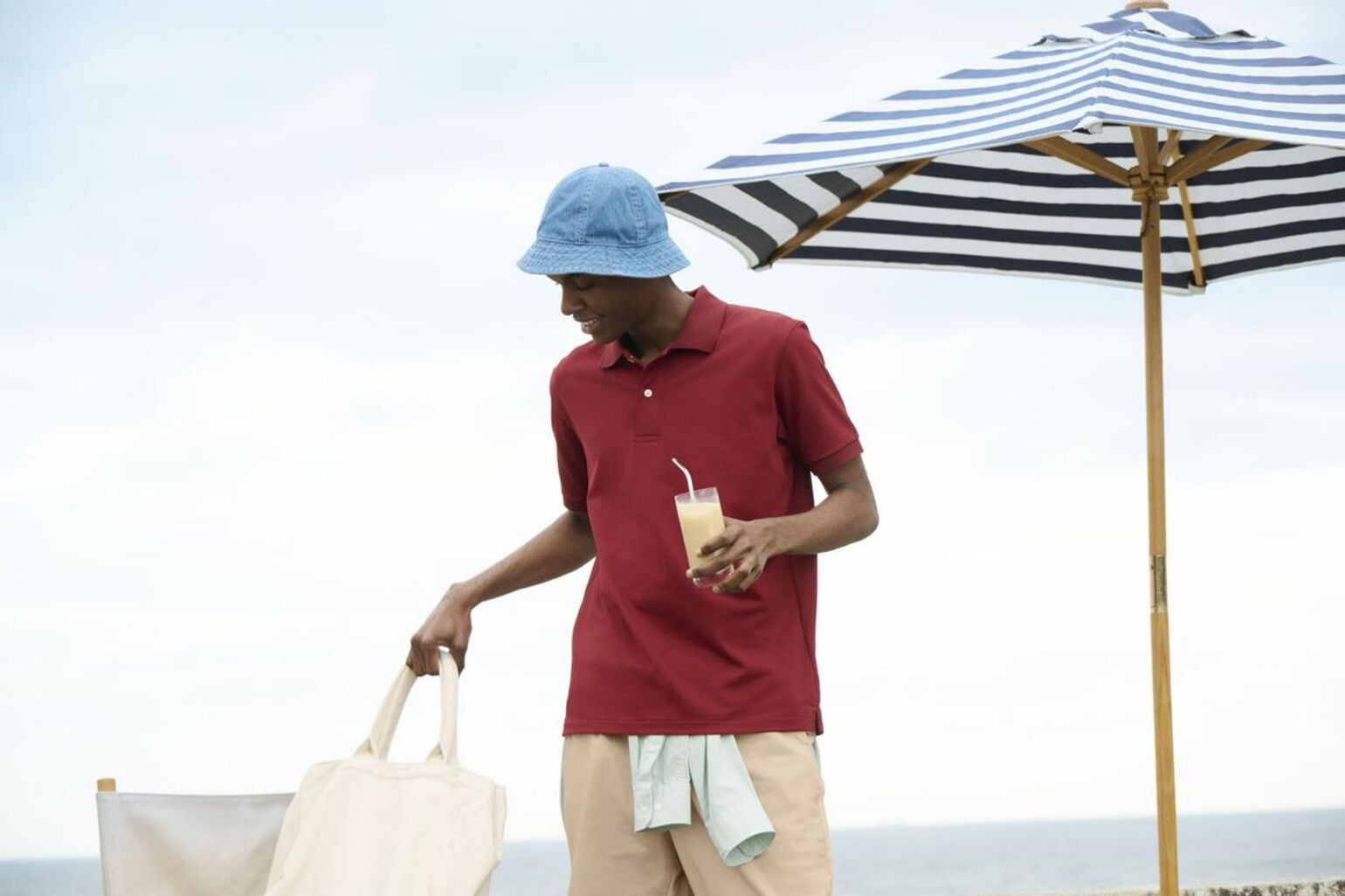 Phối đồ đi chơi Tết cho nam đơn giản, thời trang với áo polo màu đỏ