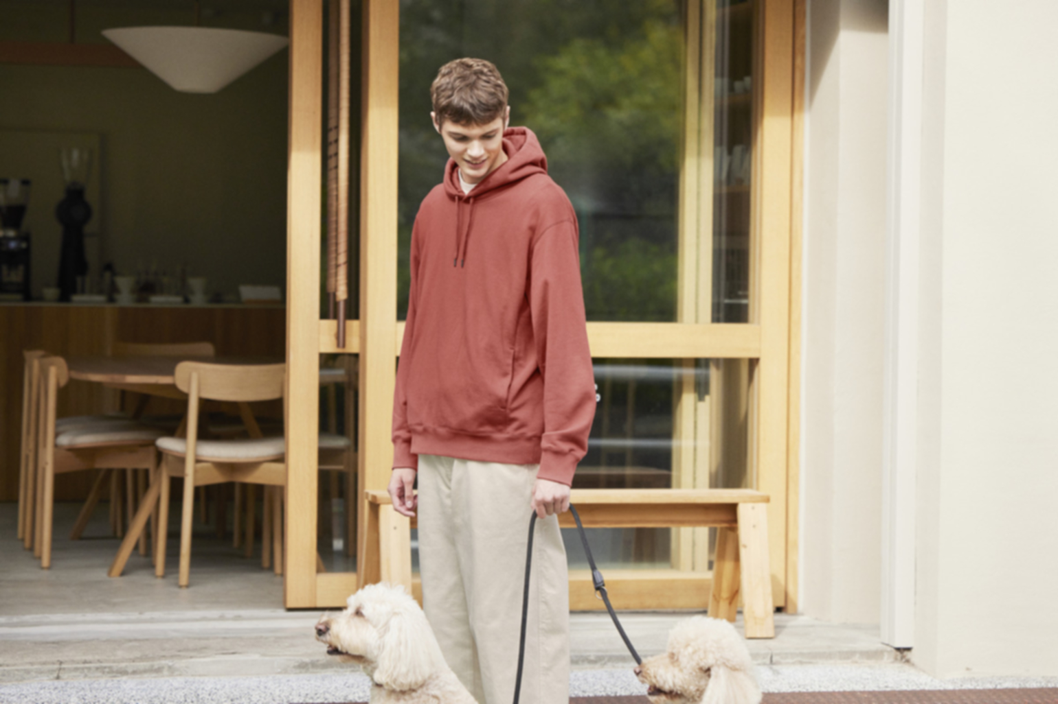 Phối đồ đi chơi Tết cho nam năng động với áo hoodie sắc đỏ tươi tắn