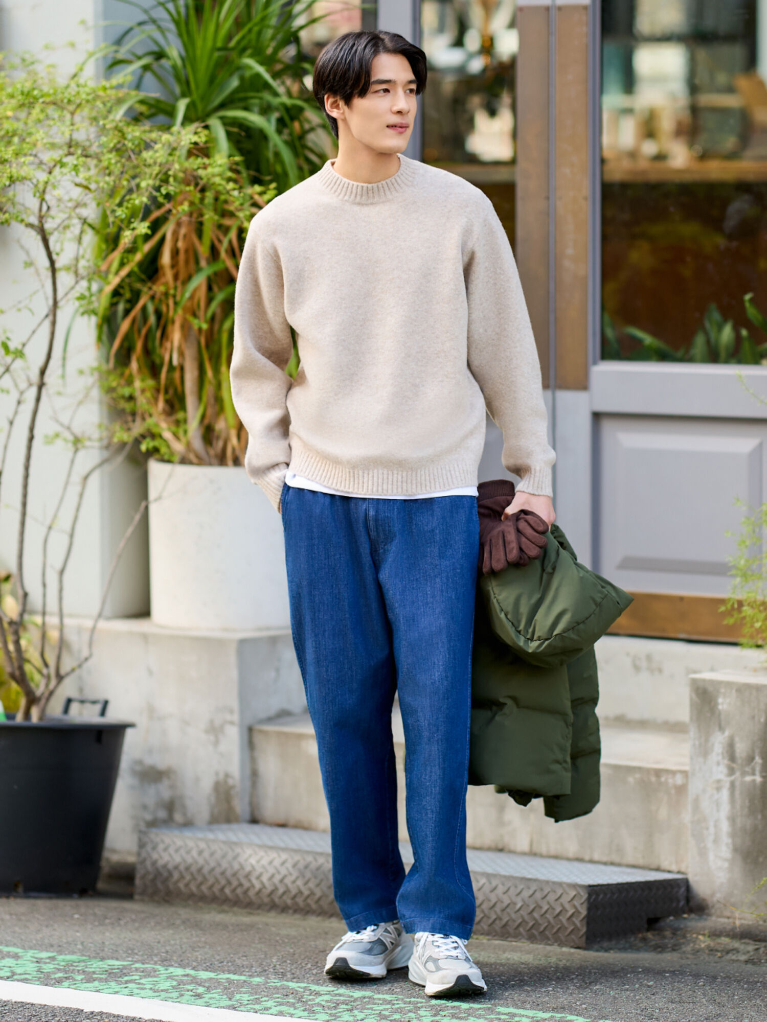 Phối đồ đi chơi Tết cho nam với áo len cổ tròn đơn giản, tinh tế