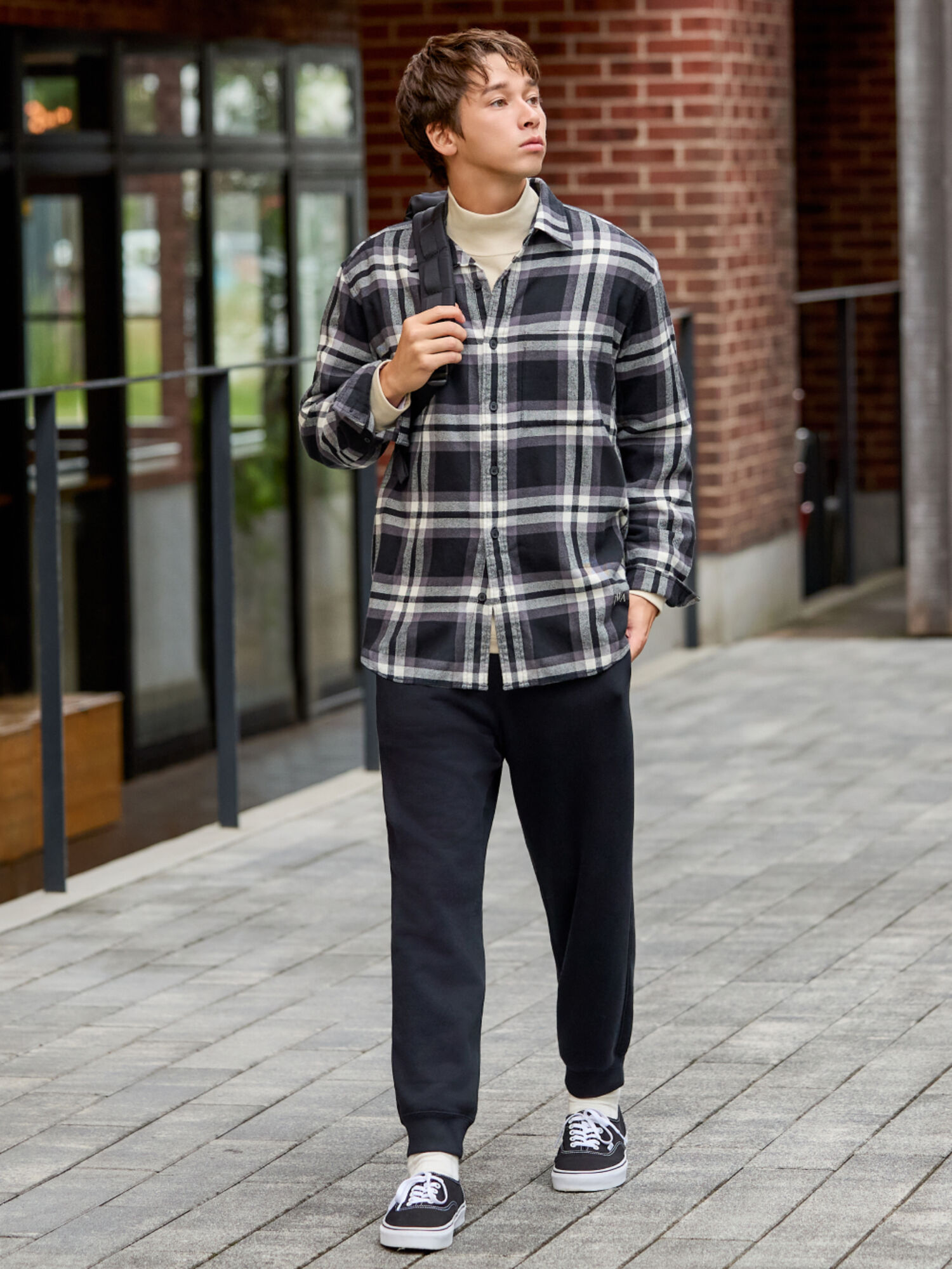 hối đồ đi chơi Tết cho nam với quần jogger cực phong cách và cá tính