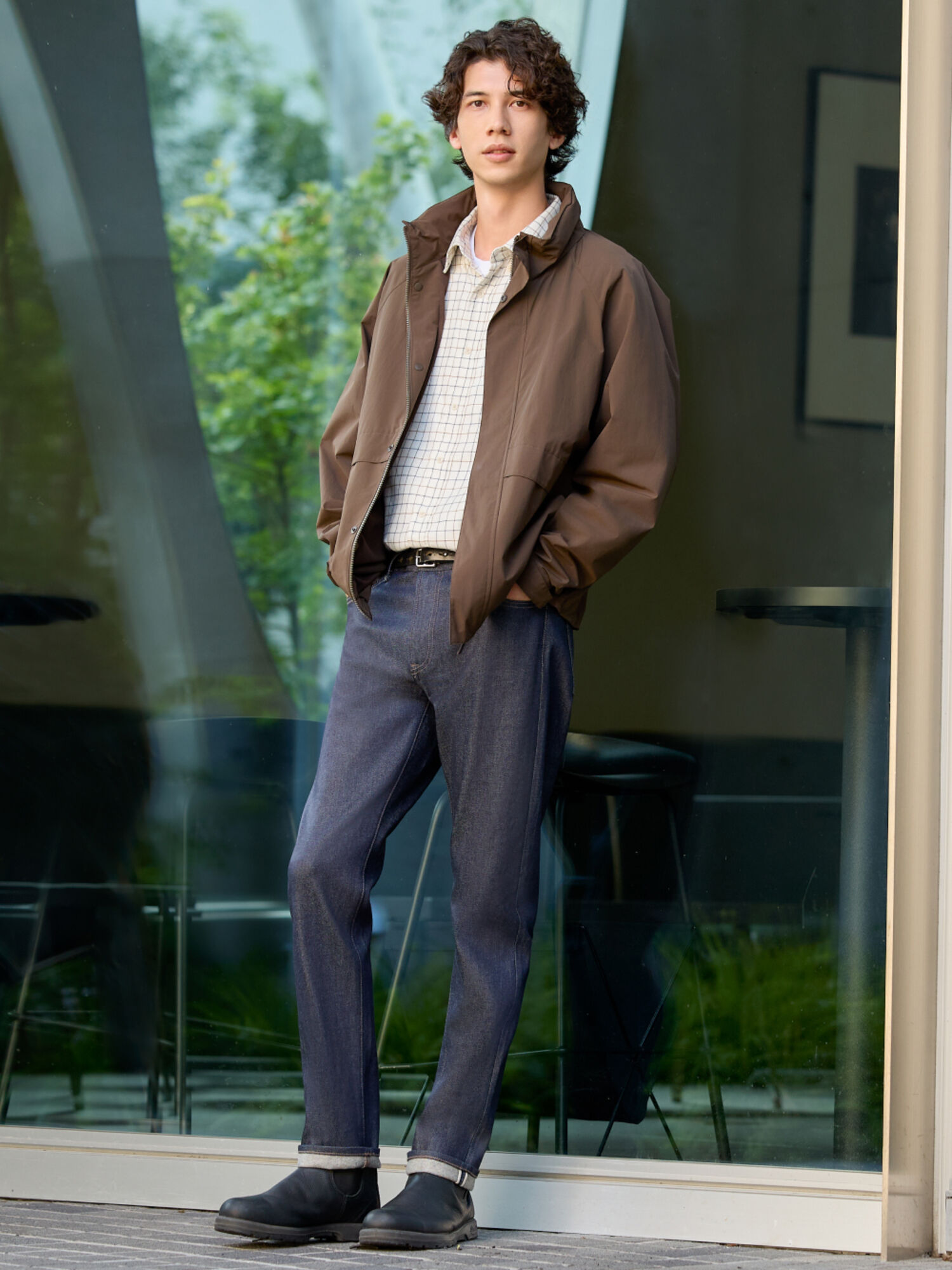 Phối đồ đi chơi Tết cho nam với quần jeans nam năng động, trẻ trung