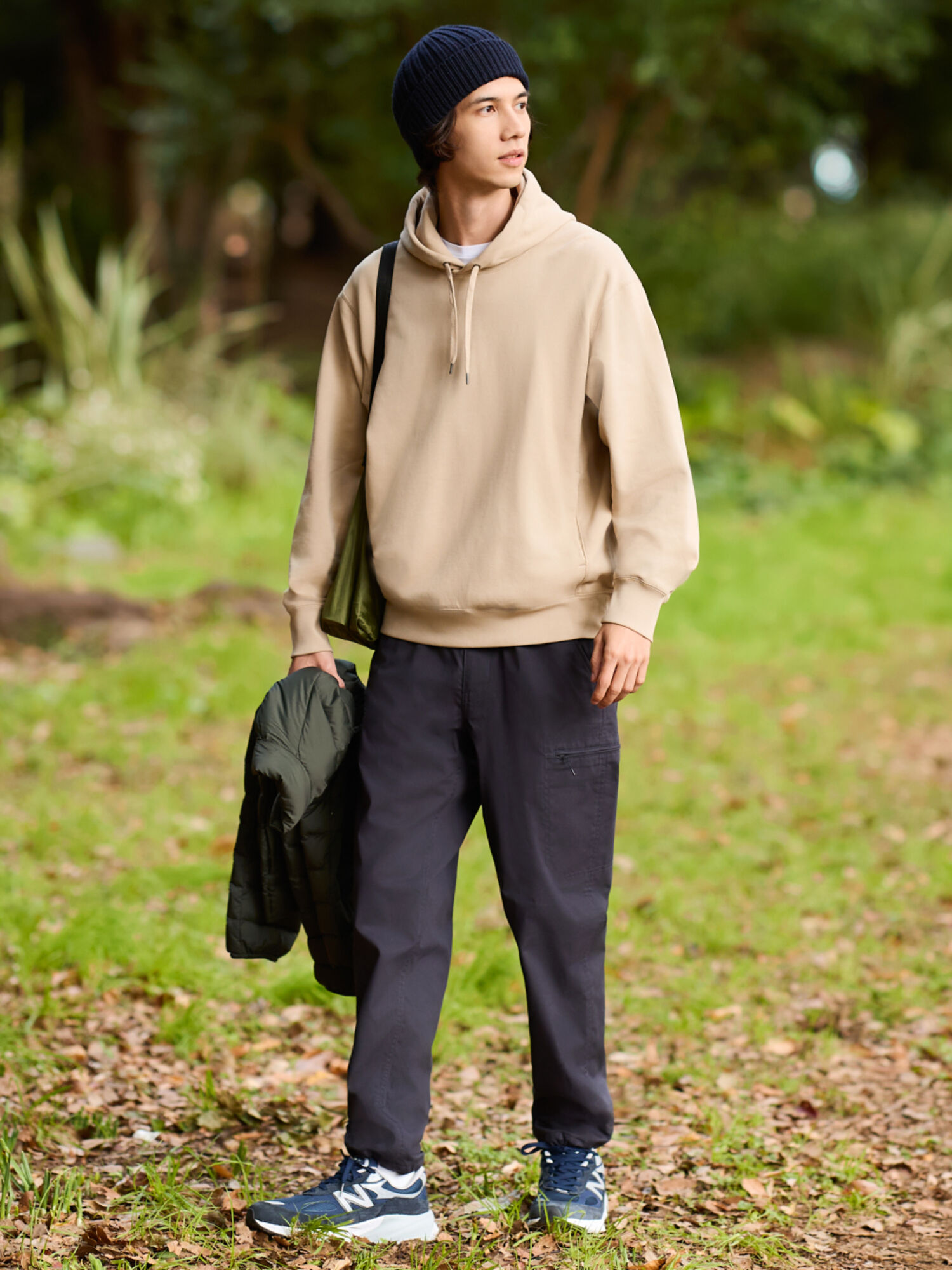 Phối đồ đi chơi Tết cho nam với áo hoodie với quần jogger năng động