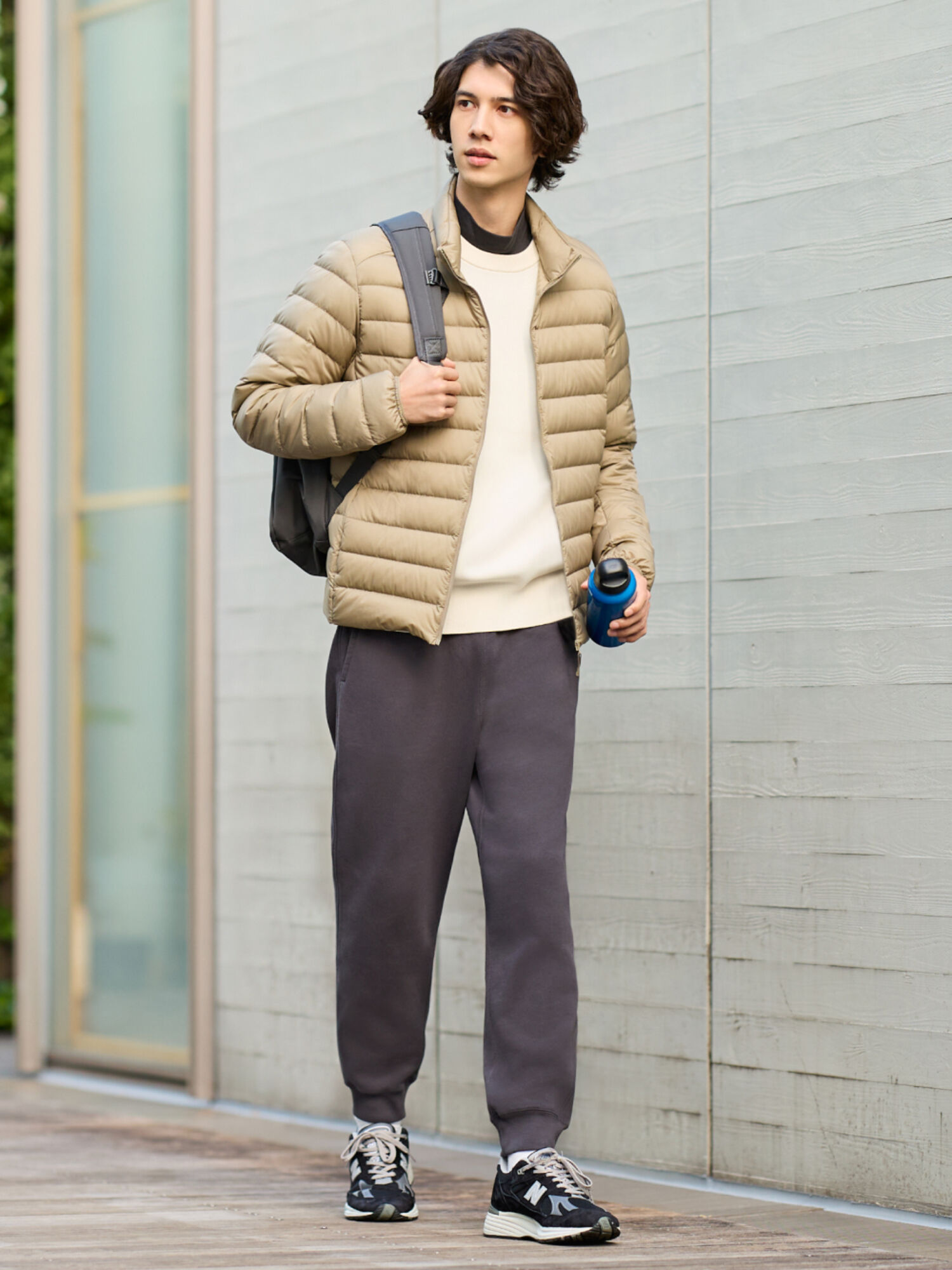 Phối đồ nam ấm áp, trẻ trung mùa đông với áo phao và quần nỉ