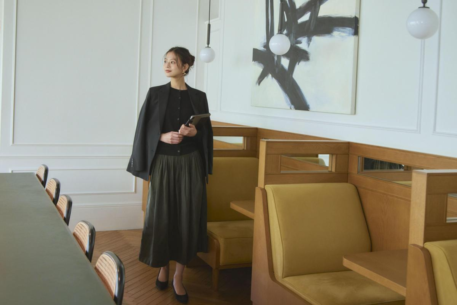 Phối chân váy kết hợp cùng áo blazer theo phong cách Minimalism