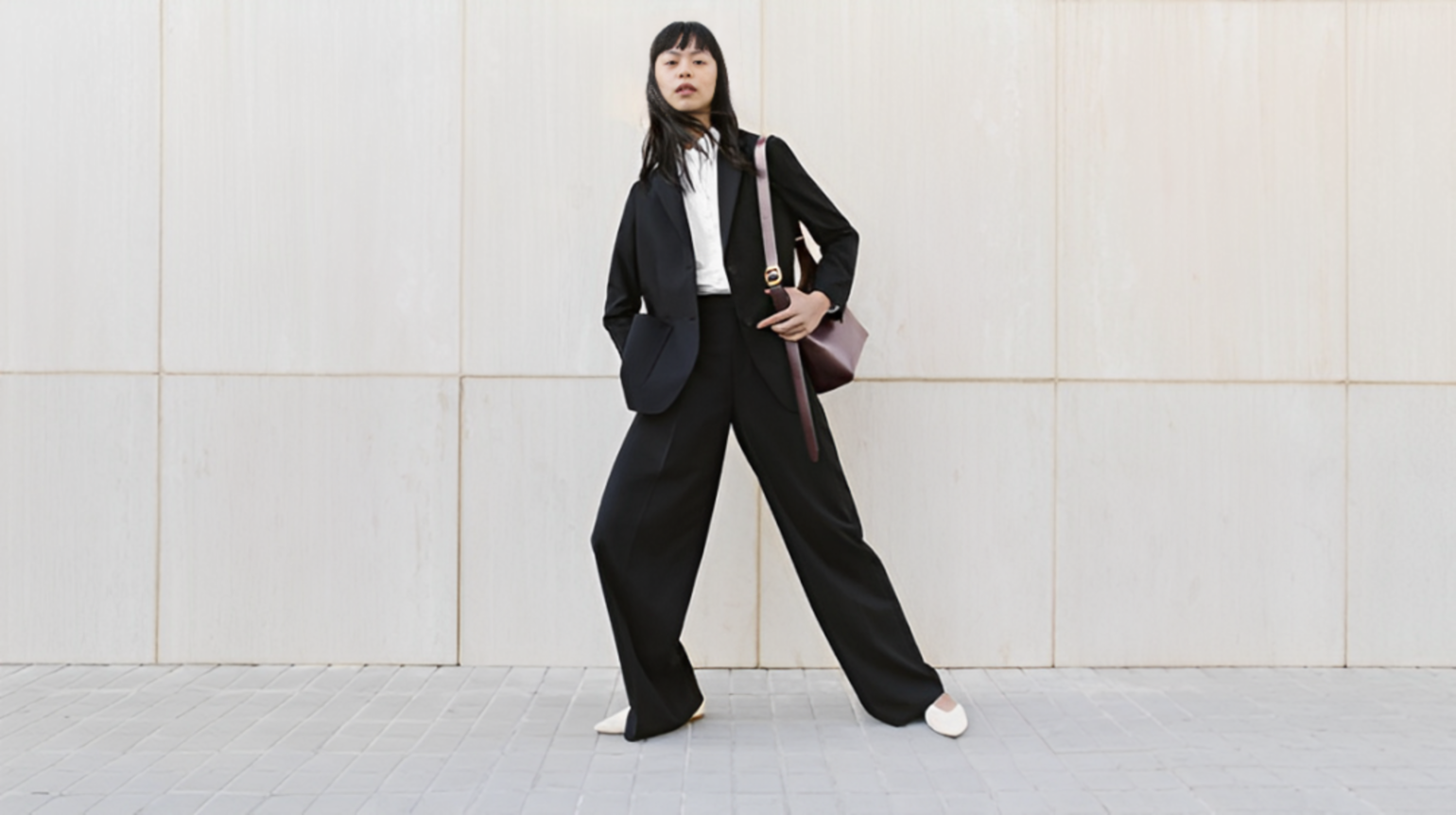 Phối đồ phong cách tối giản cùng quần tây