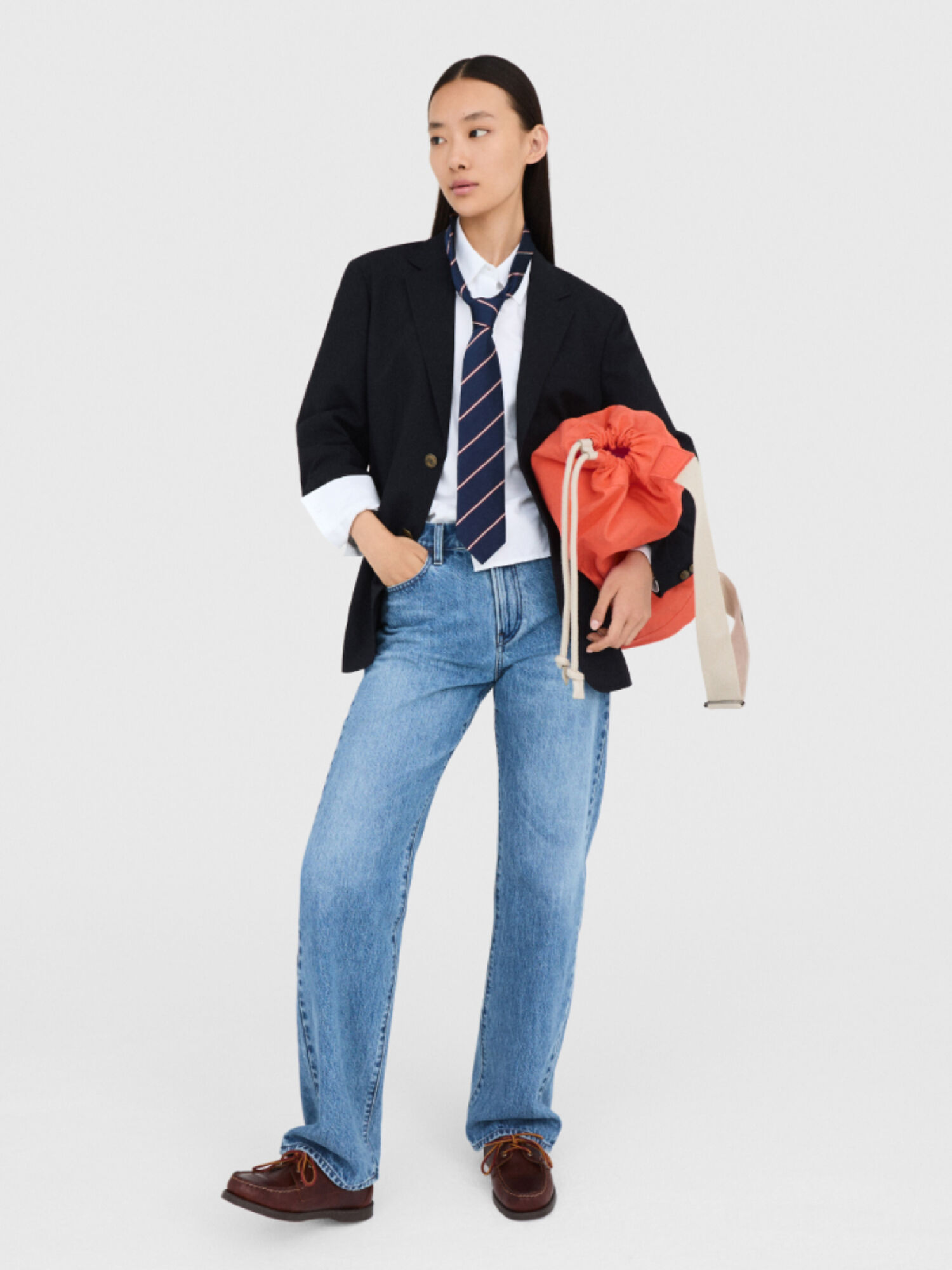 Quần jeans là món đồ không thể thiếu trong phong cách thời trang Basic