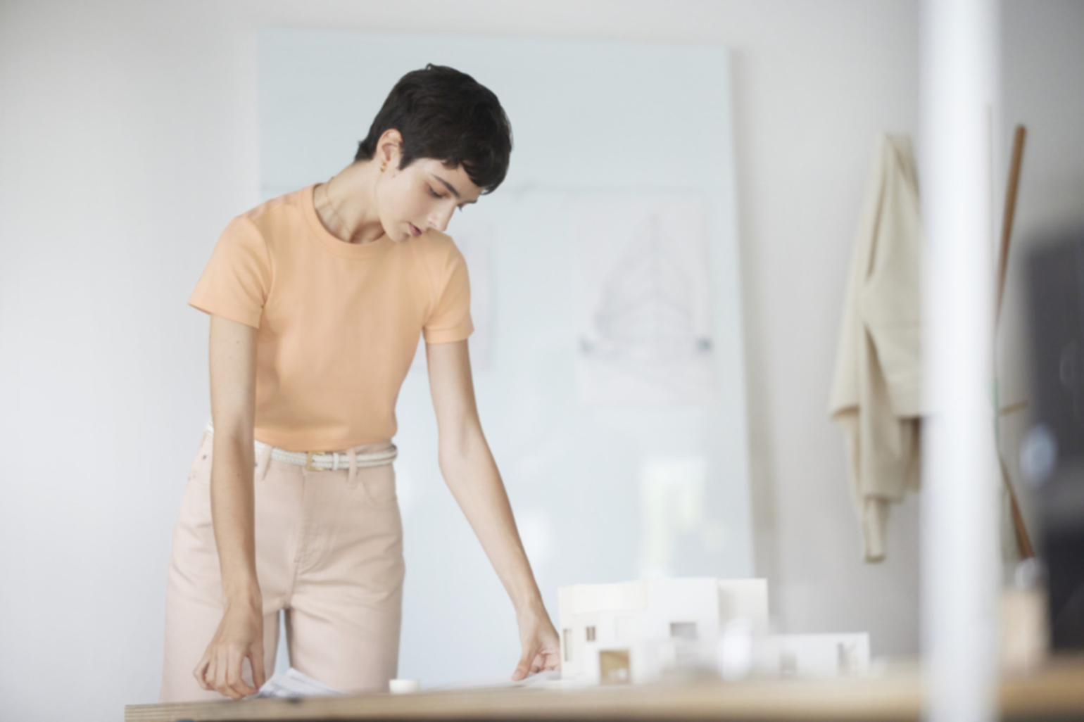 Áo thun basic là item “must-have” trong tủ đồ của những tín đồ yêu thích phong cách thời trang tối giản