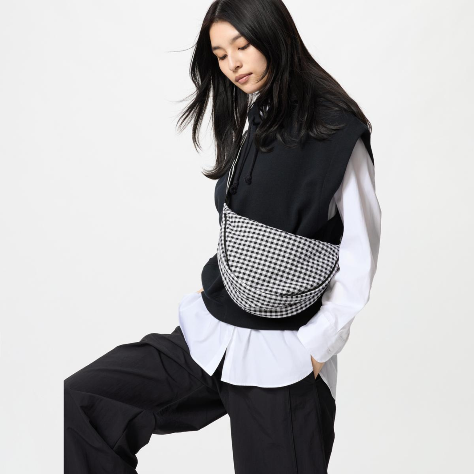 Túi xách là điểm nhấn quan trọng trong việc hoàn thiện bộ trang phục khi phối đồ với màu trung tính