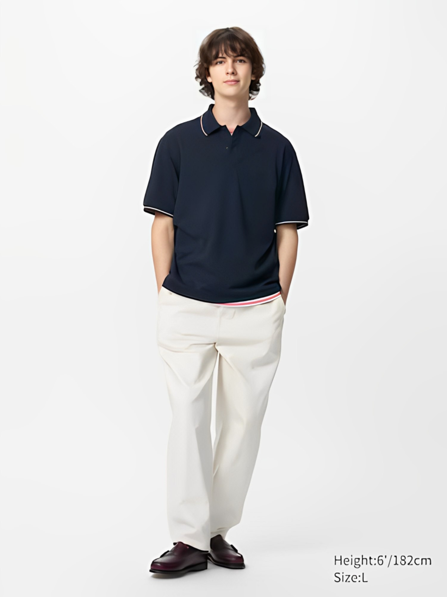 Phối áo polo màu navy cùng quần dài mang đến vẻ ngoài lịch sự, trang nhã