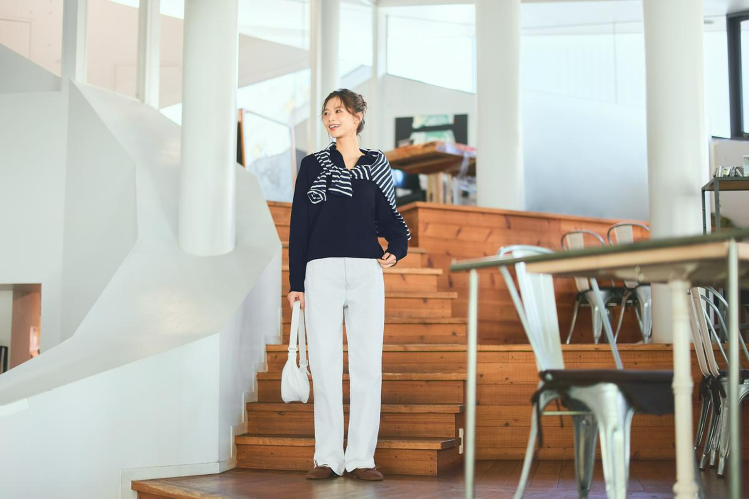 Phối màu xanh navy và màu trắng thời trang, tinh tế