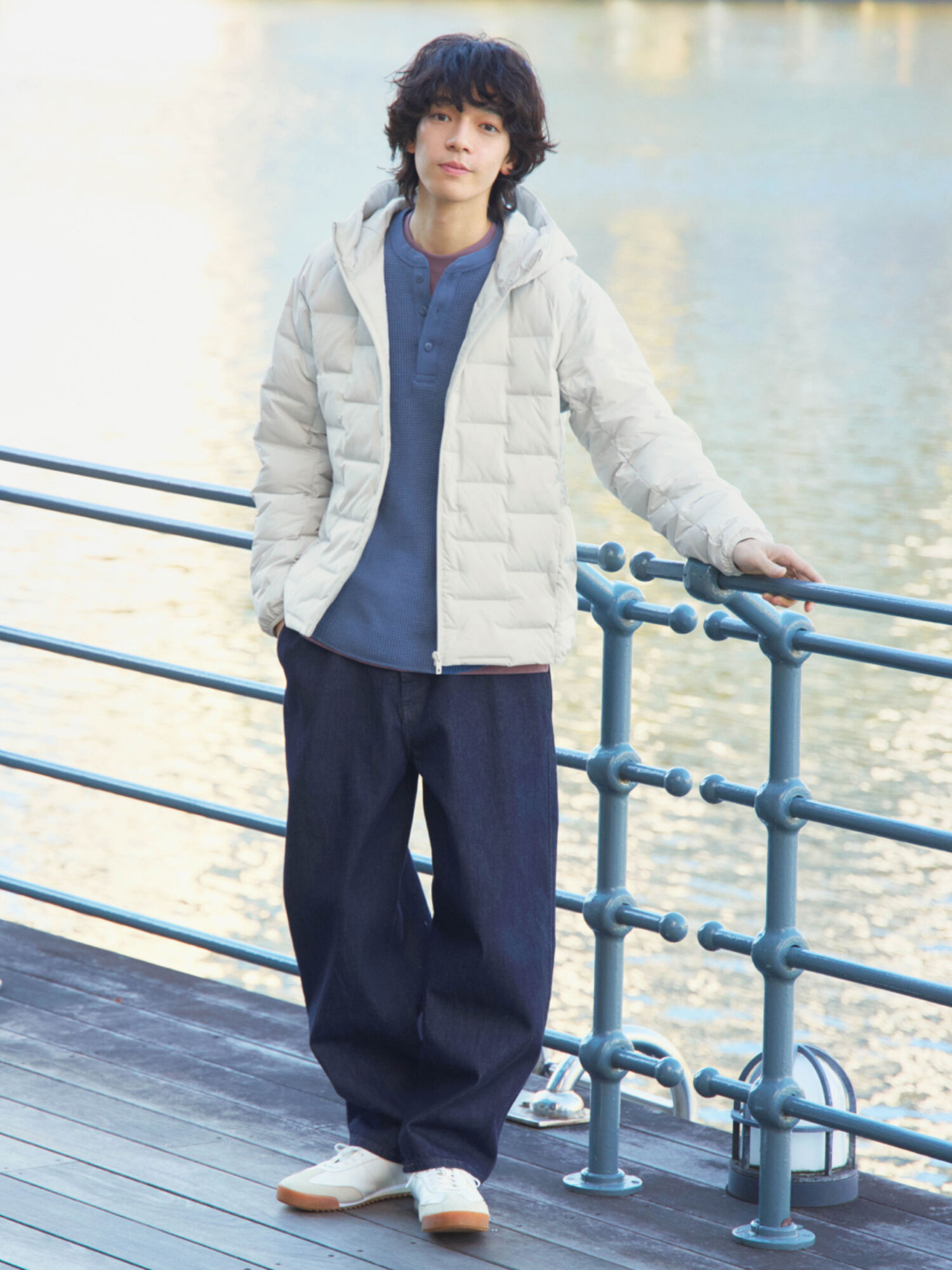 Mix áo phông màu navy cùng quần jean năng động