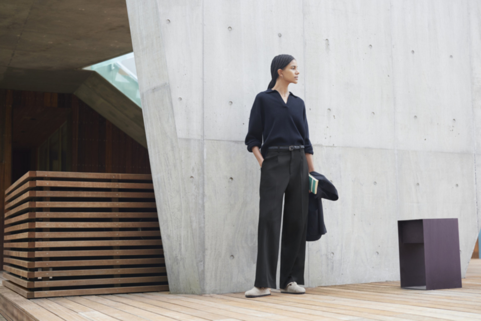 Màu xanh navy phối với màu đen tạo vẻ ngoài hiện đại, thanh lịch