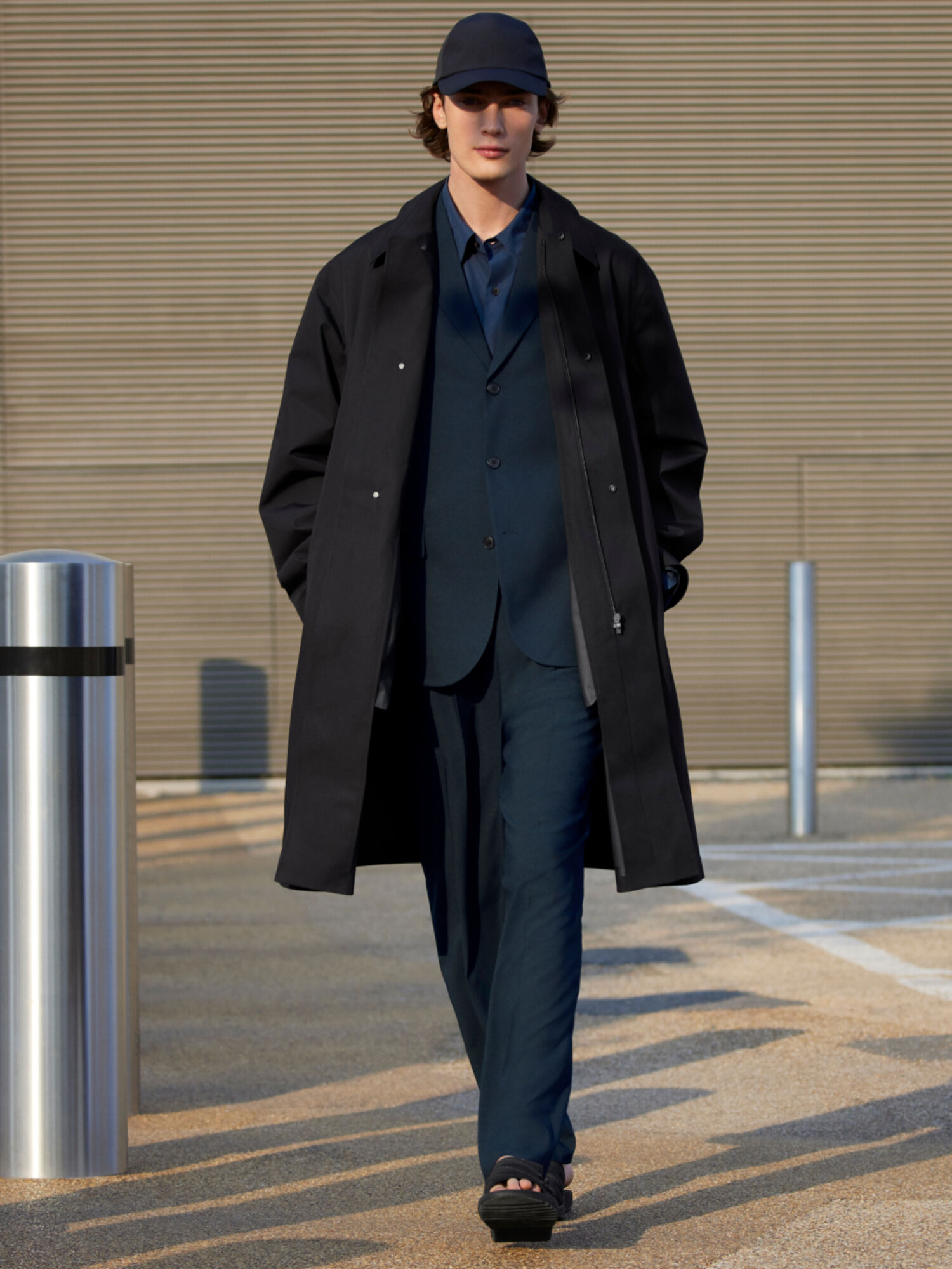 Phối đồ layer đẹp với áo khoác blazer màu xanh navy cùng áo sơ mi