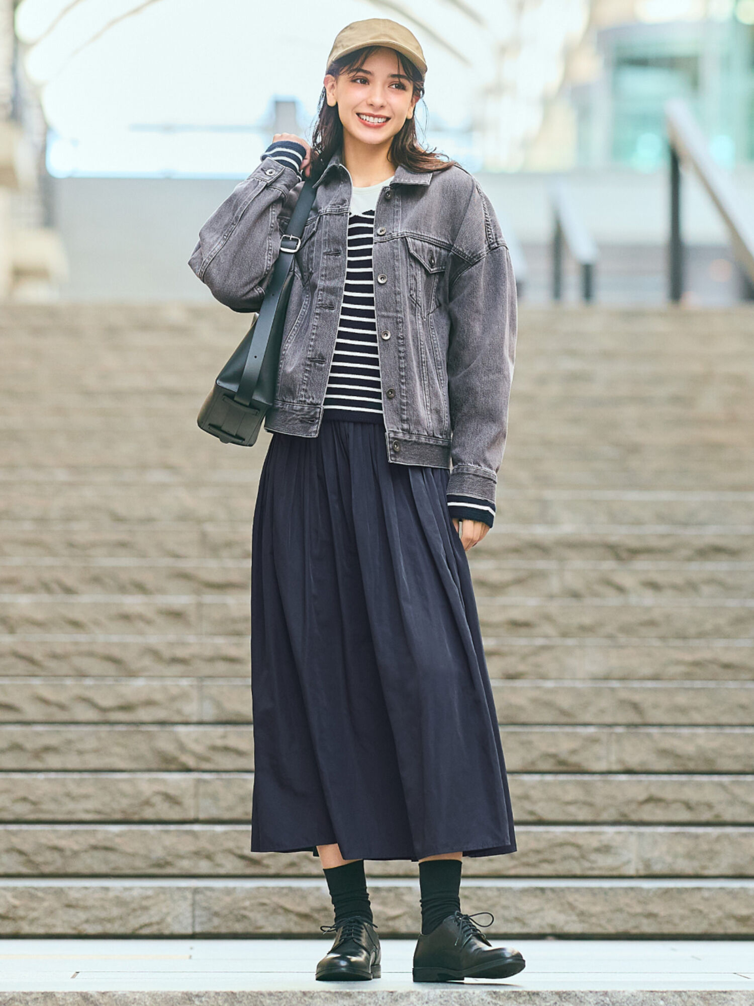 Phối áo khoác kết hợp quần short, chân váy màu navy cá tính