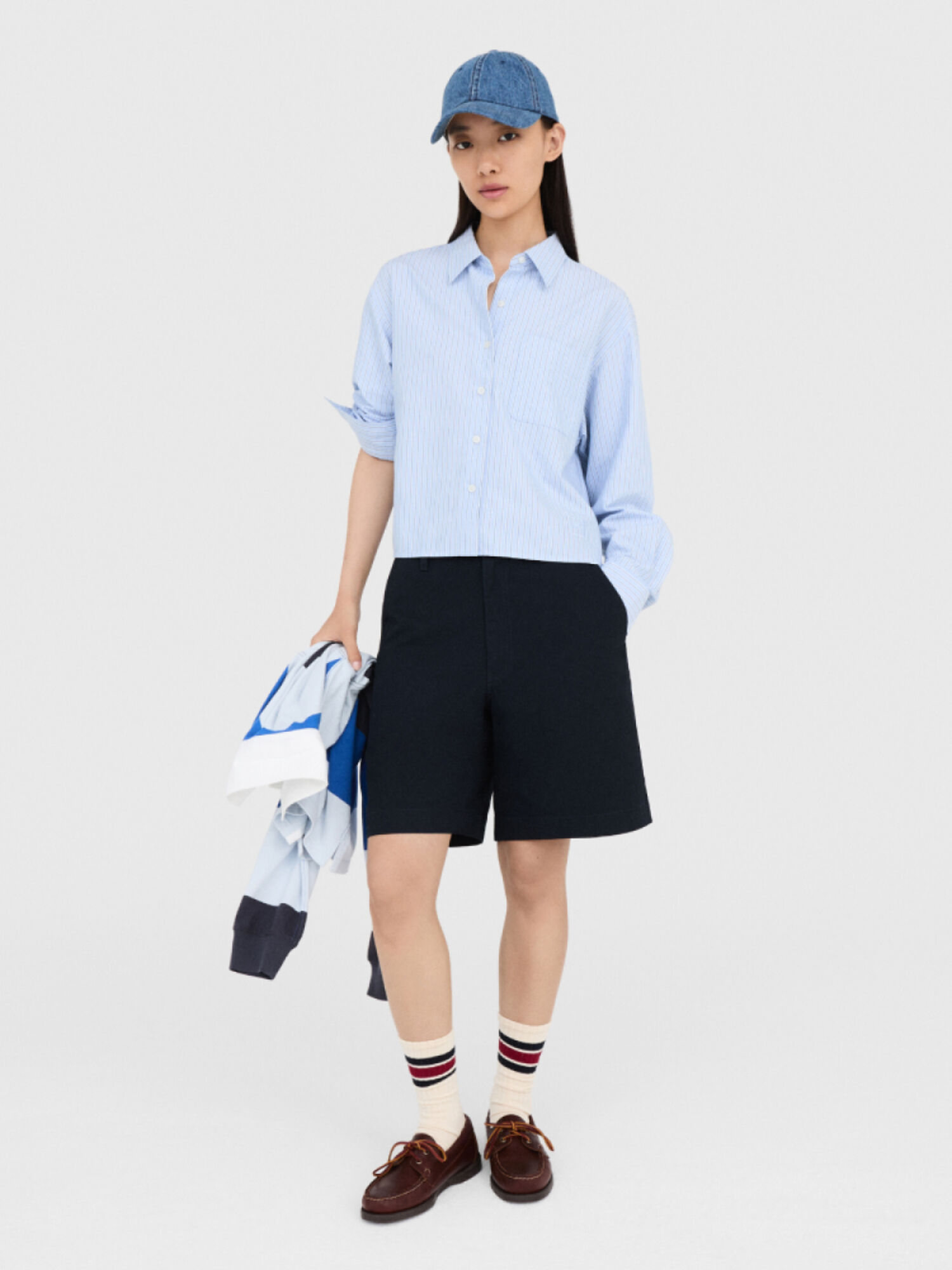 Outfit màu xanh navy kết hợp cùng phụ kiện thời trang