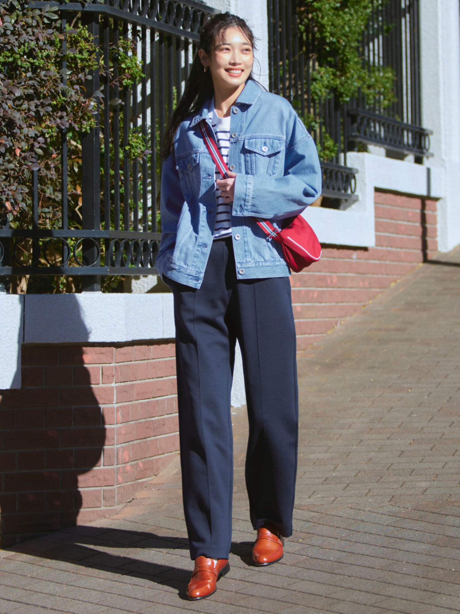 Phối màu xanh navy và màu đỏ nổi bật, cá tính