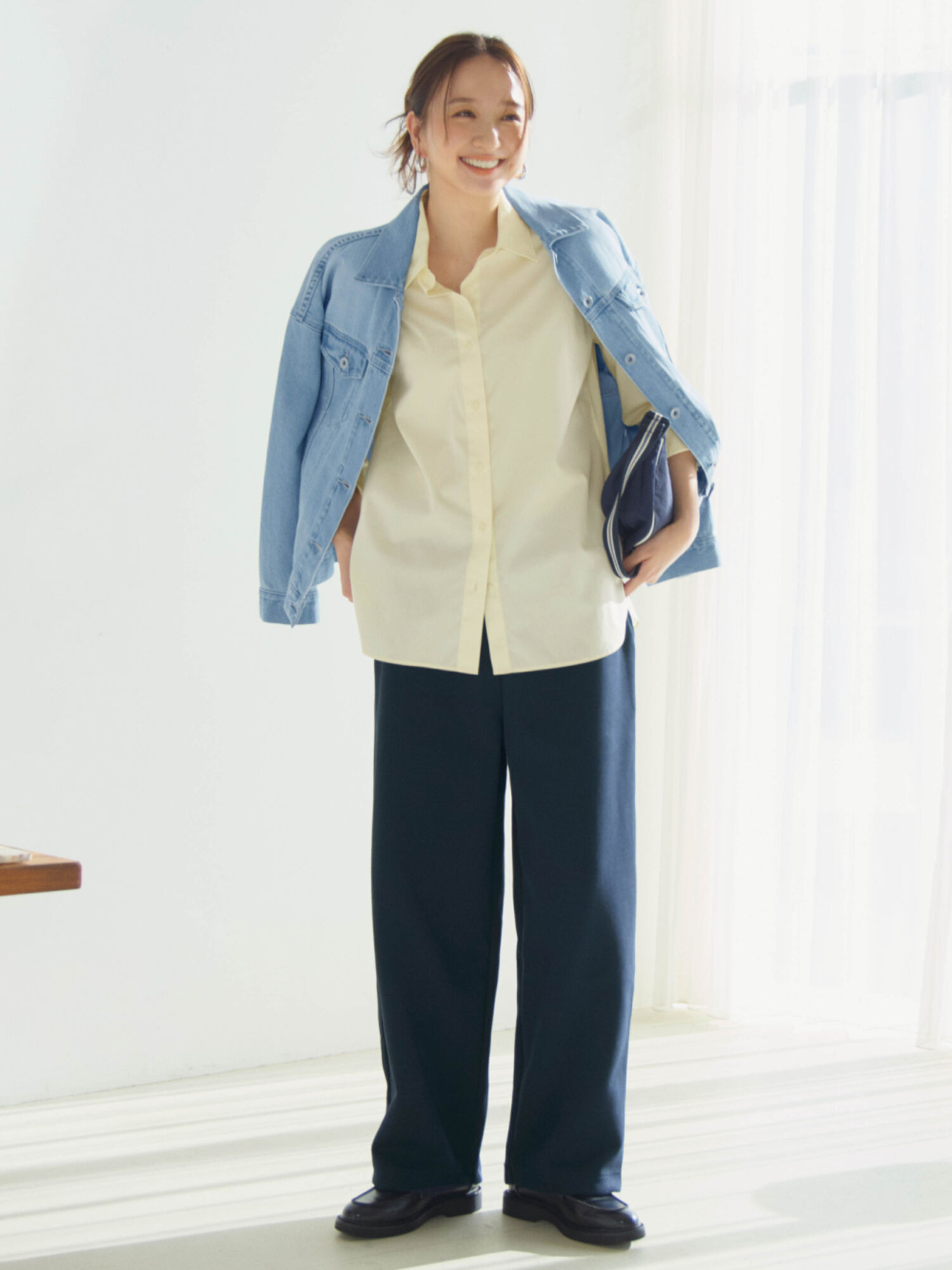 Phối màu xanh navy và màu vàng tươi mới, thu hút