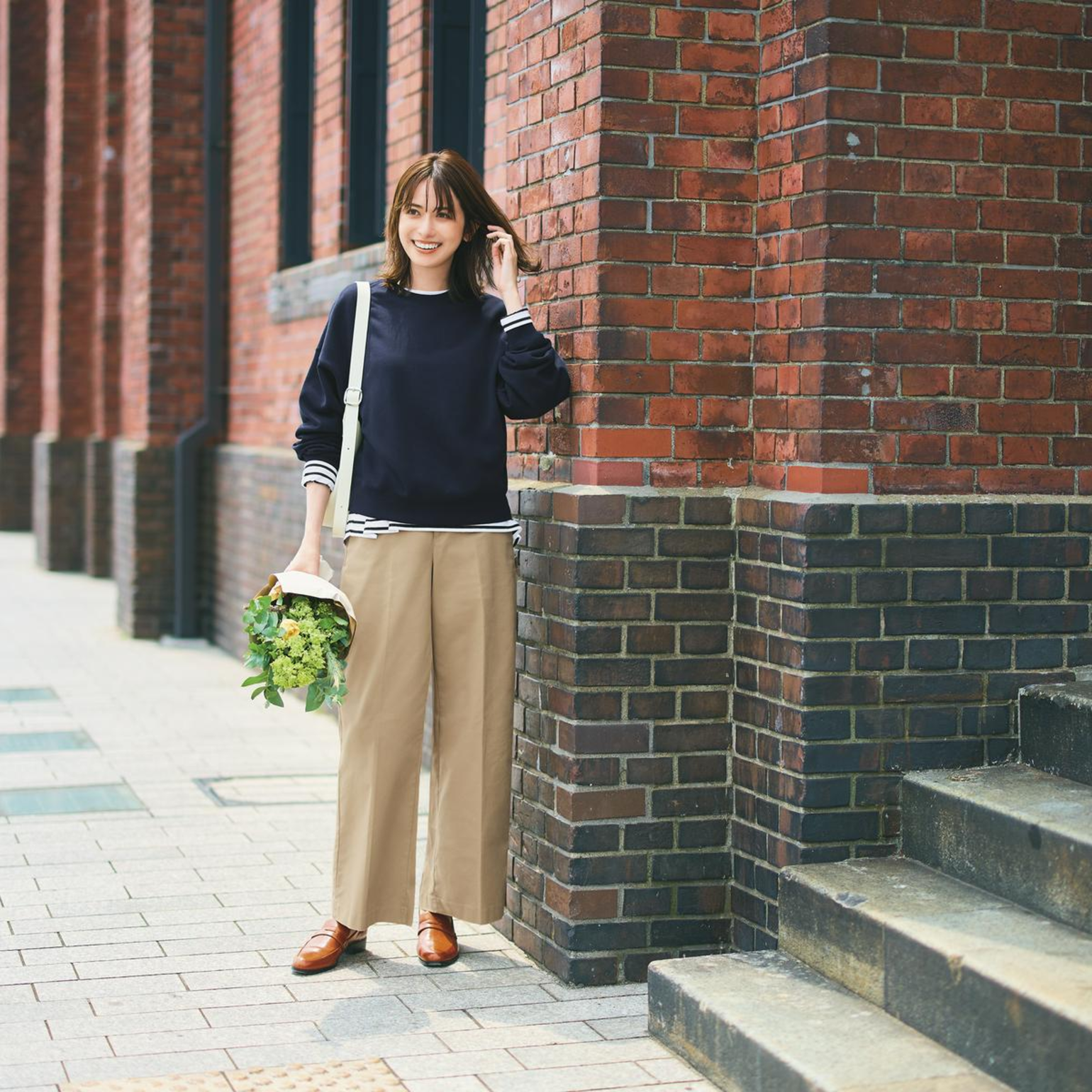 Phối màu xanh navy và màu be tạo sự hài hòa và tinh tế